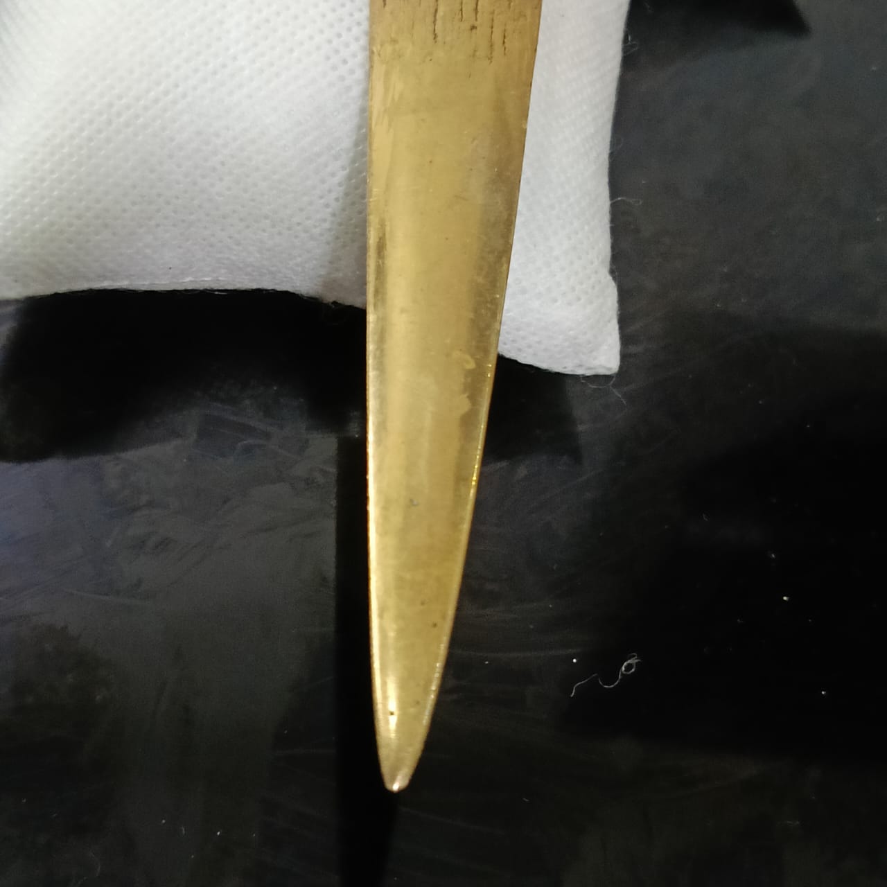 فاتح الأغلفة لرونز عليه إمضاء