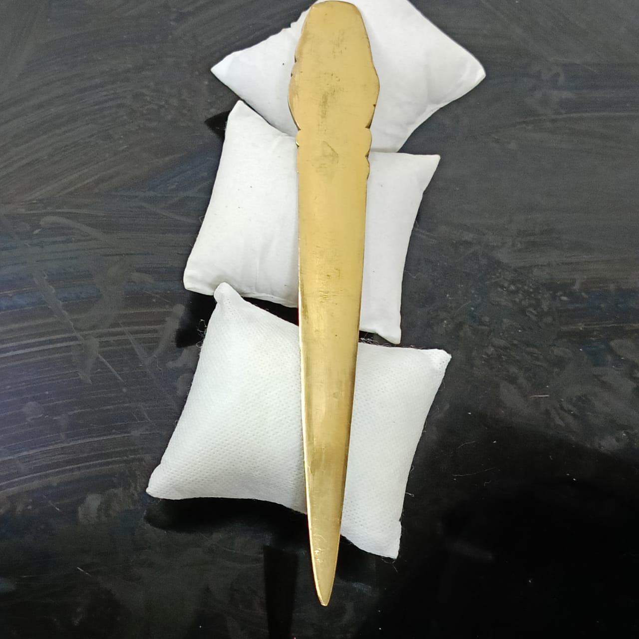 فاتح الأغلفة لرونز عليه إمضاء