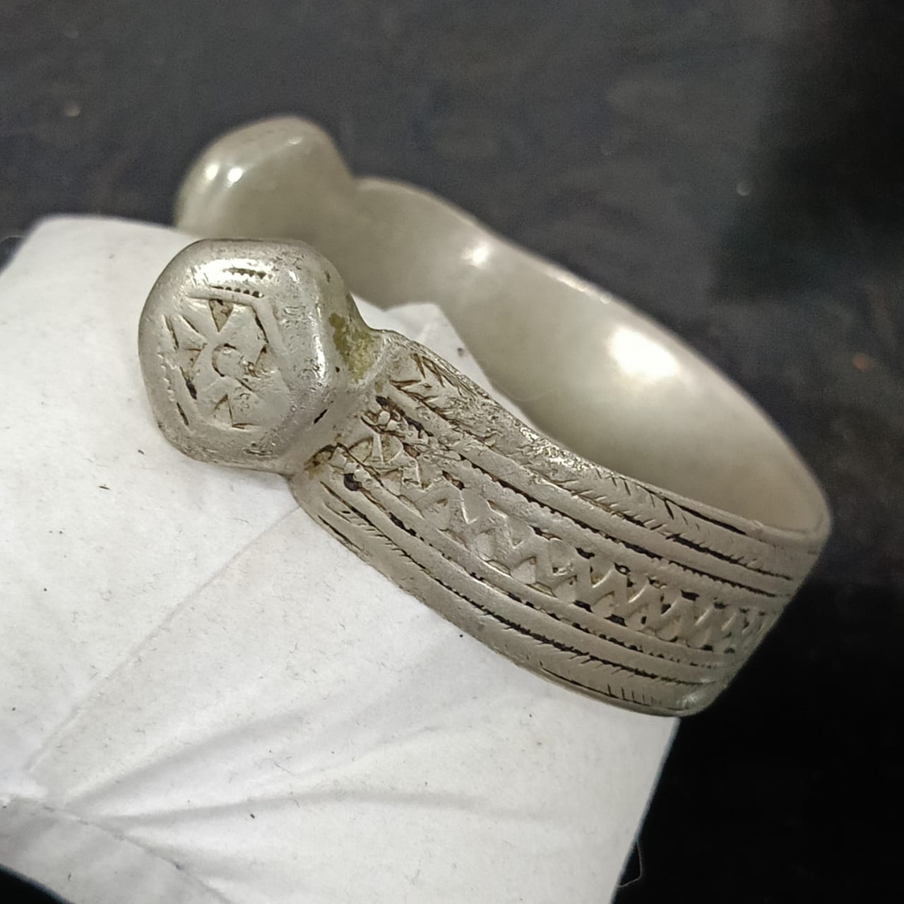 سوار قديم تحفة