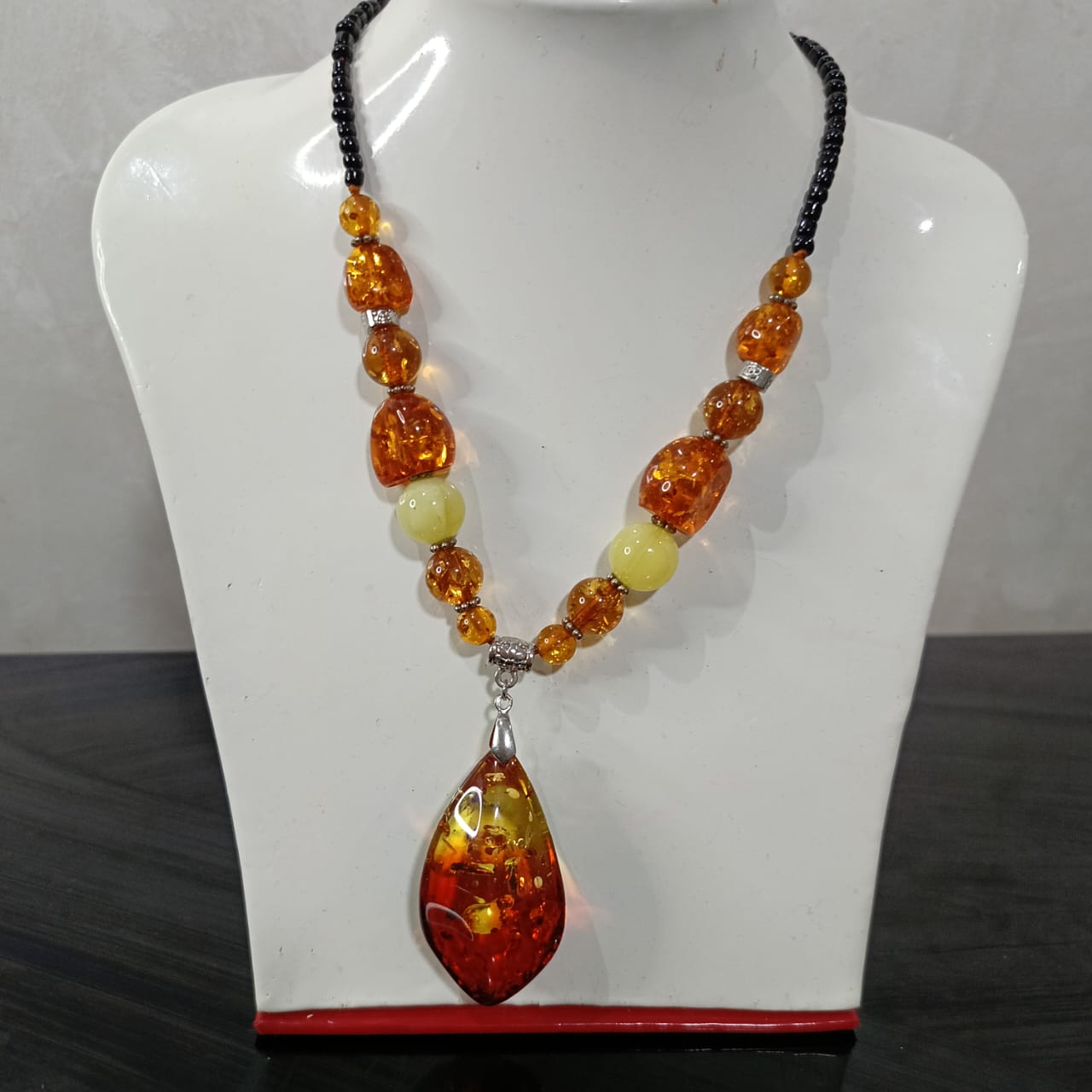 عقد تحفة بحجر كهرمان