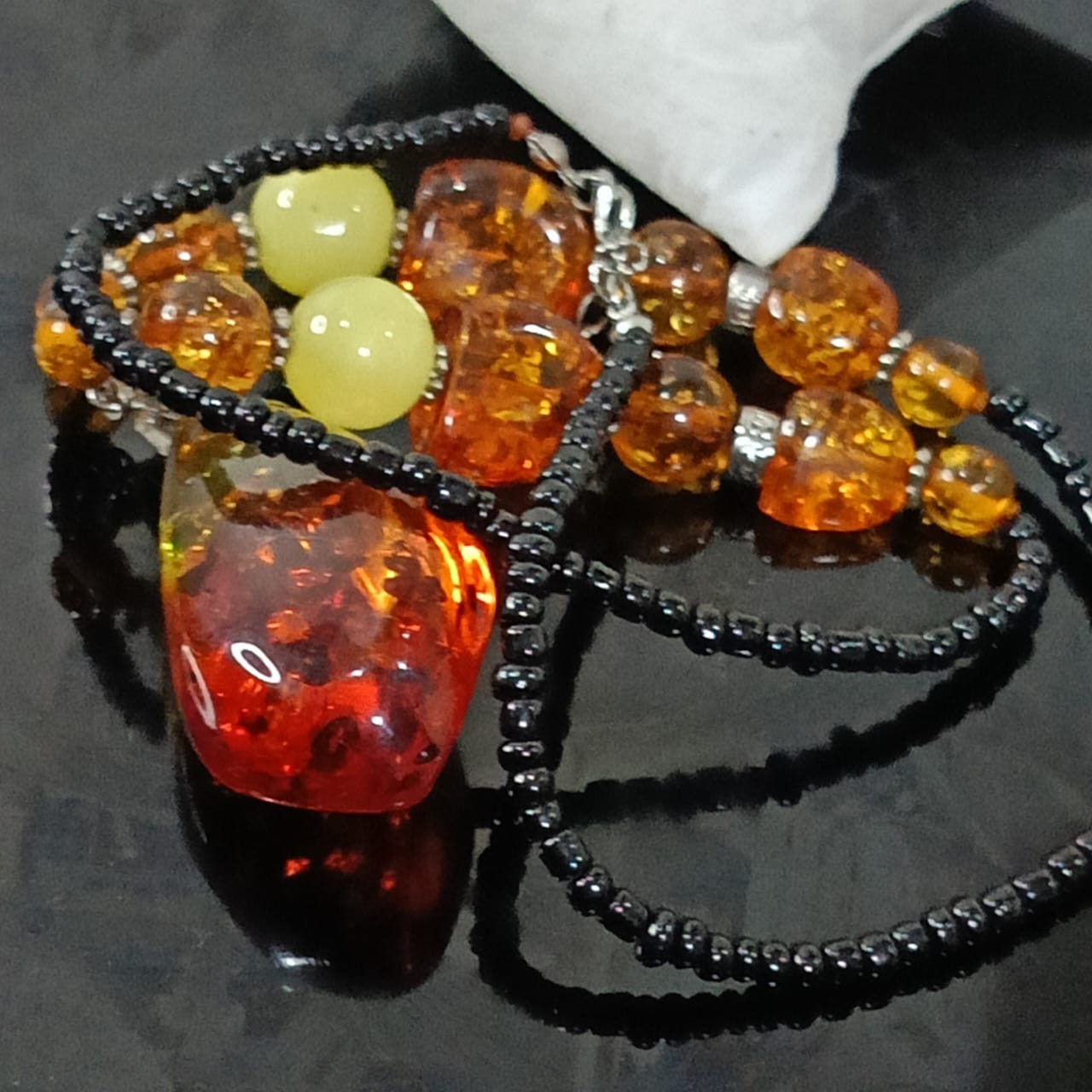 عقد تحفة بحجر كهرمان