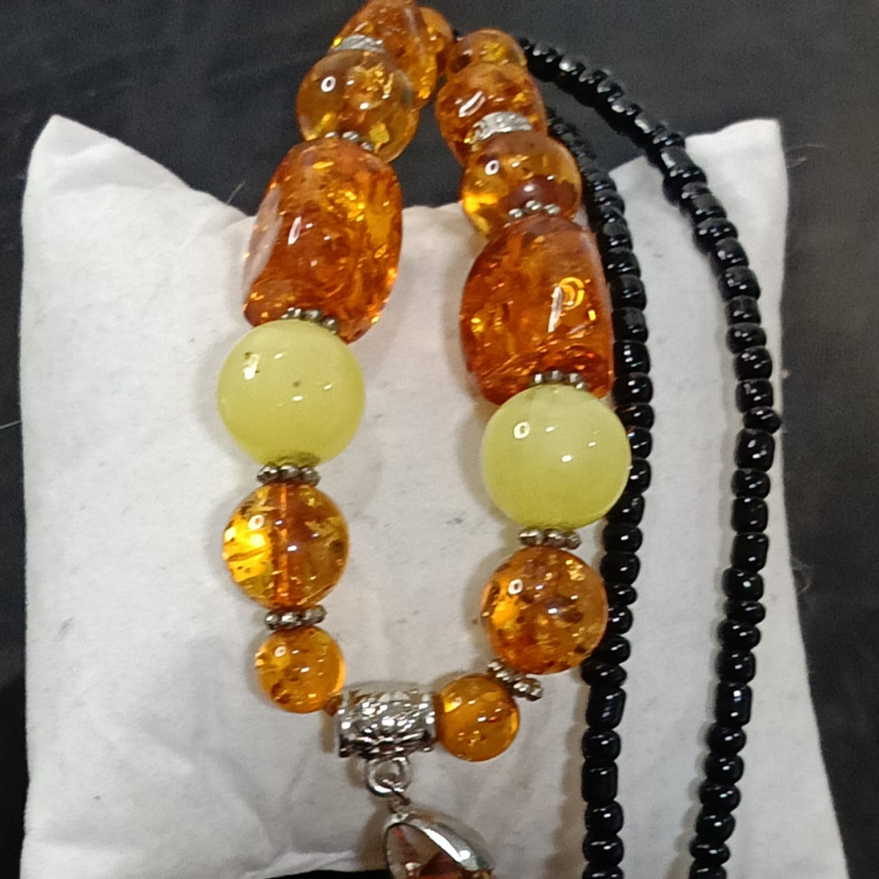 عقد تحفة بحجر كهرمان