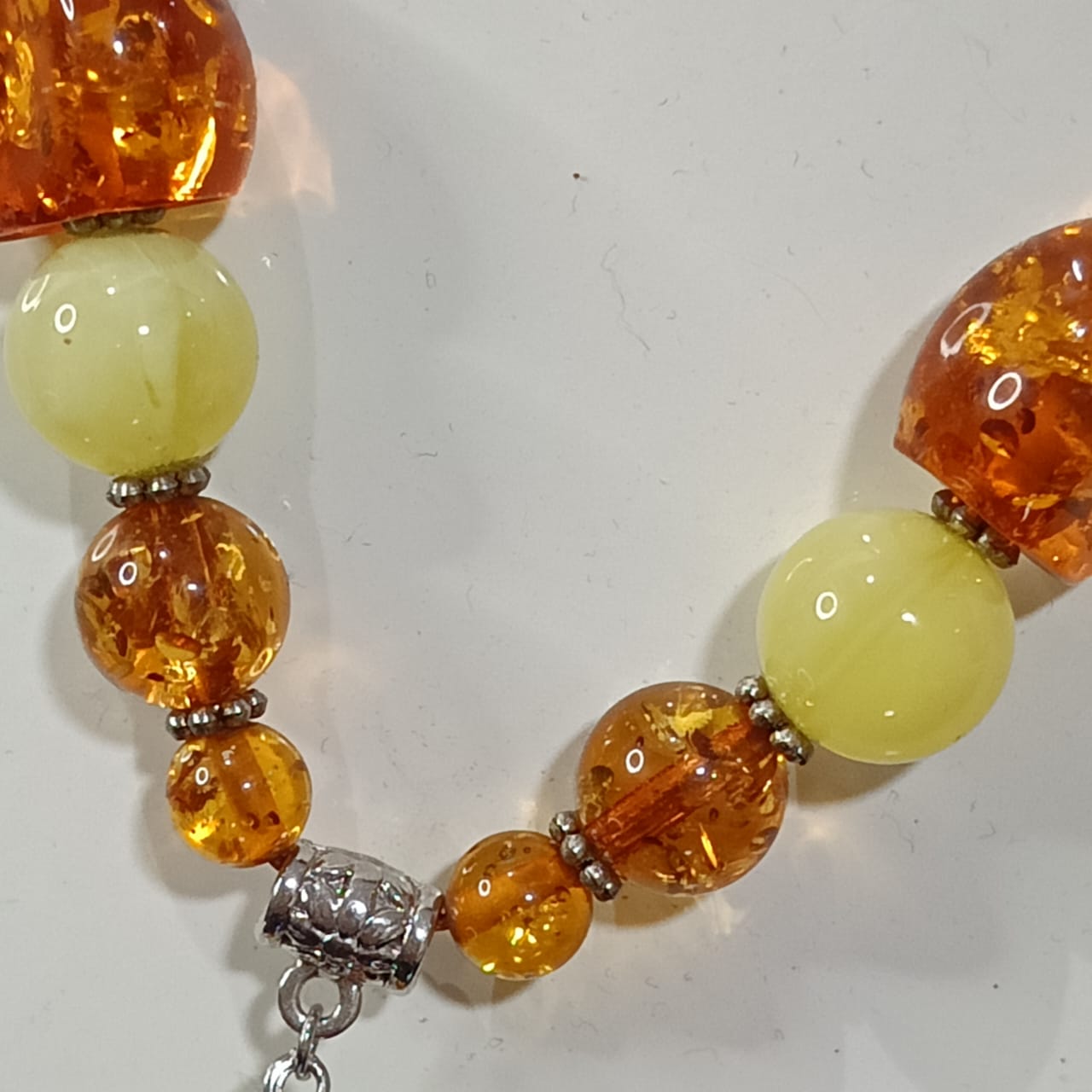 عقد تحفة بحجر كهرمان