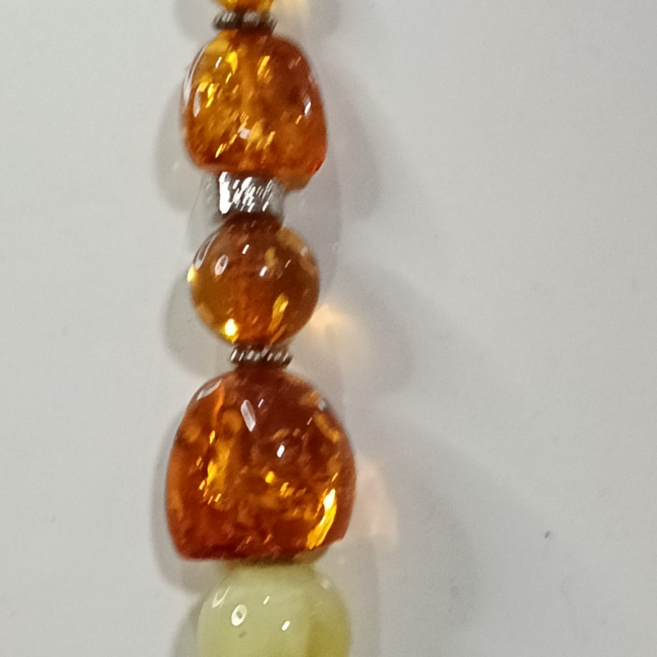 عقد تحفة بحجر كهرمان