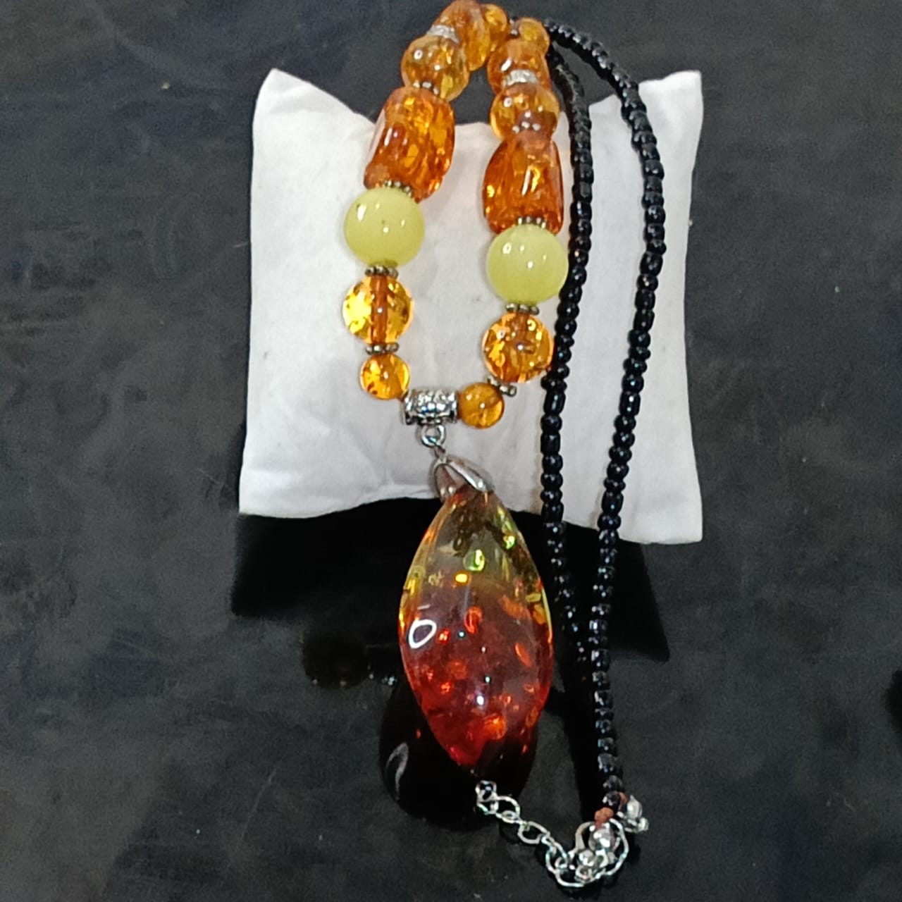 عقد تحفة بحجر كهرمان