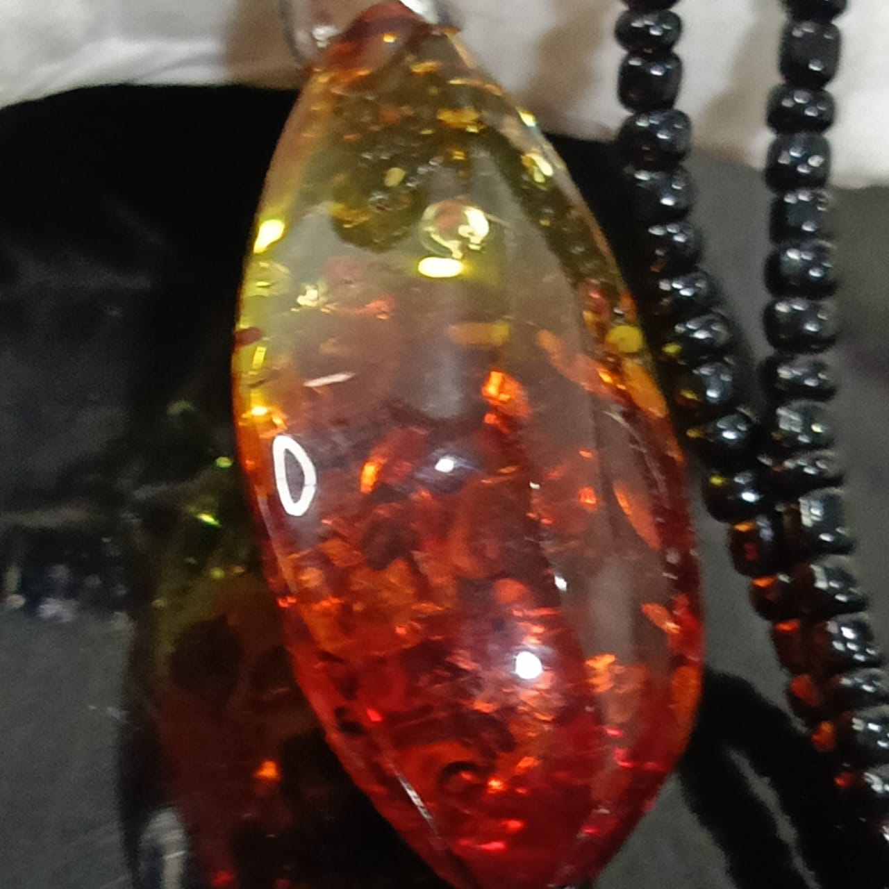 عقد تحفة بحجر كهرمان