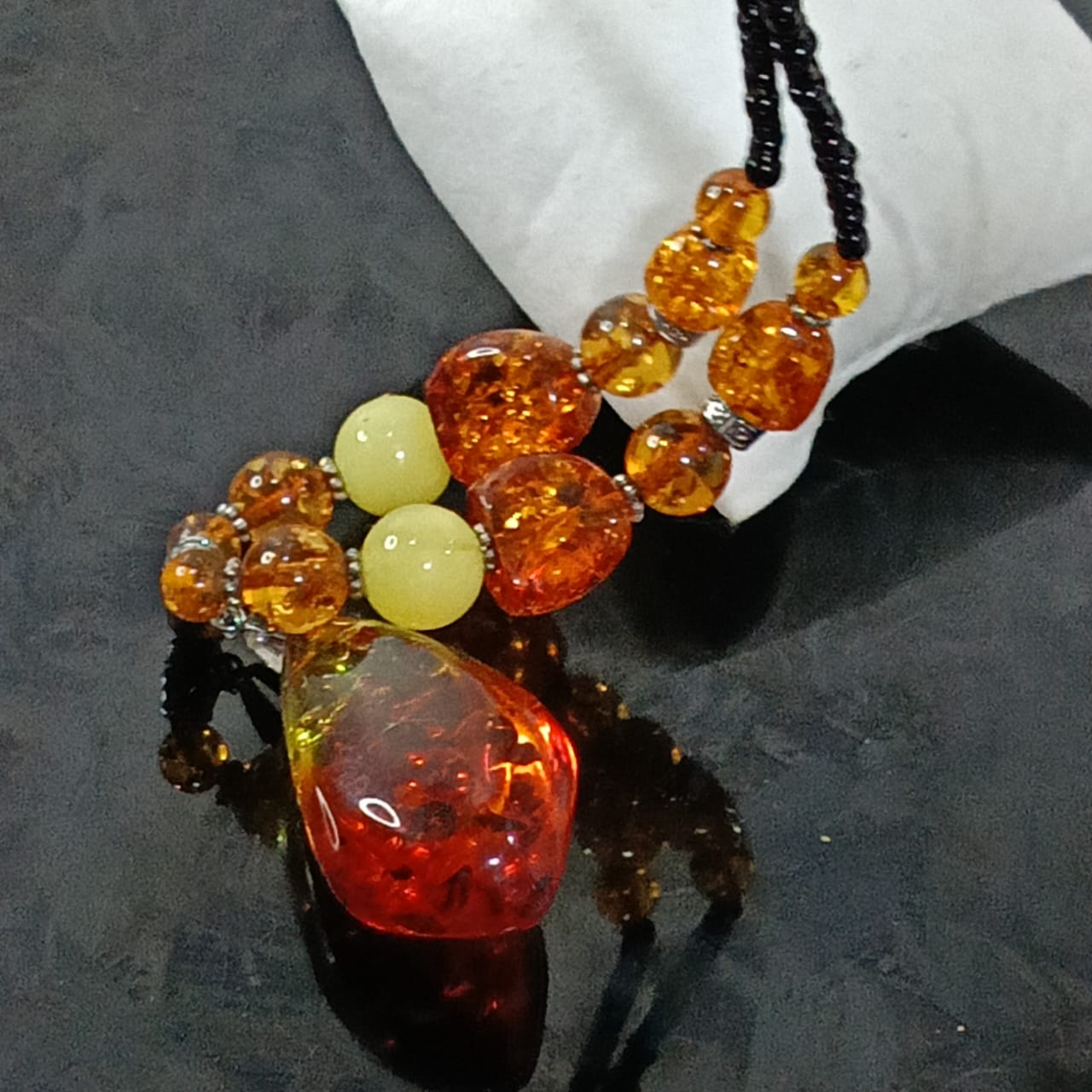 عقد تحفة بحجر كهرمان