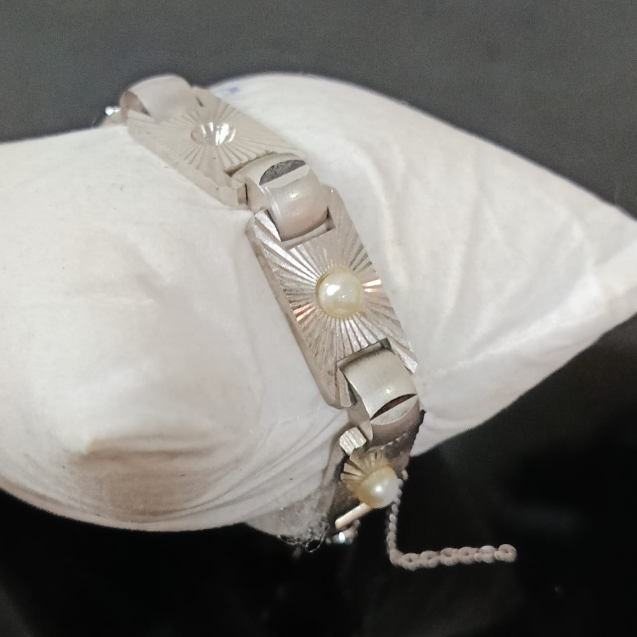 سوار بلاكي أبيض