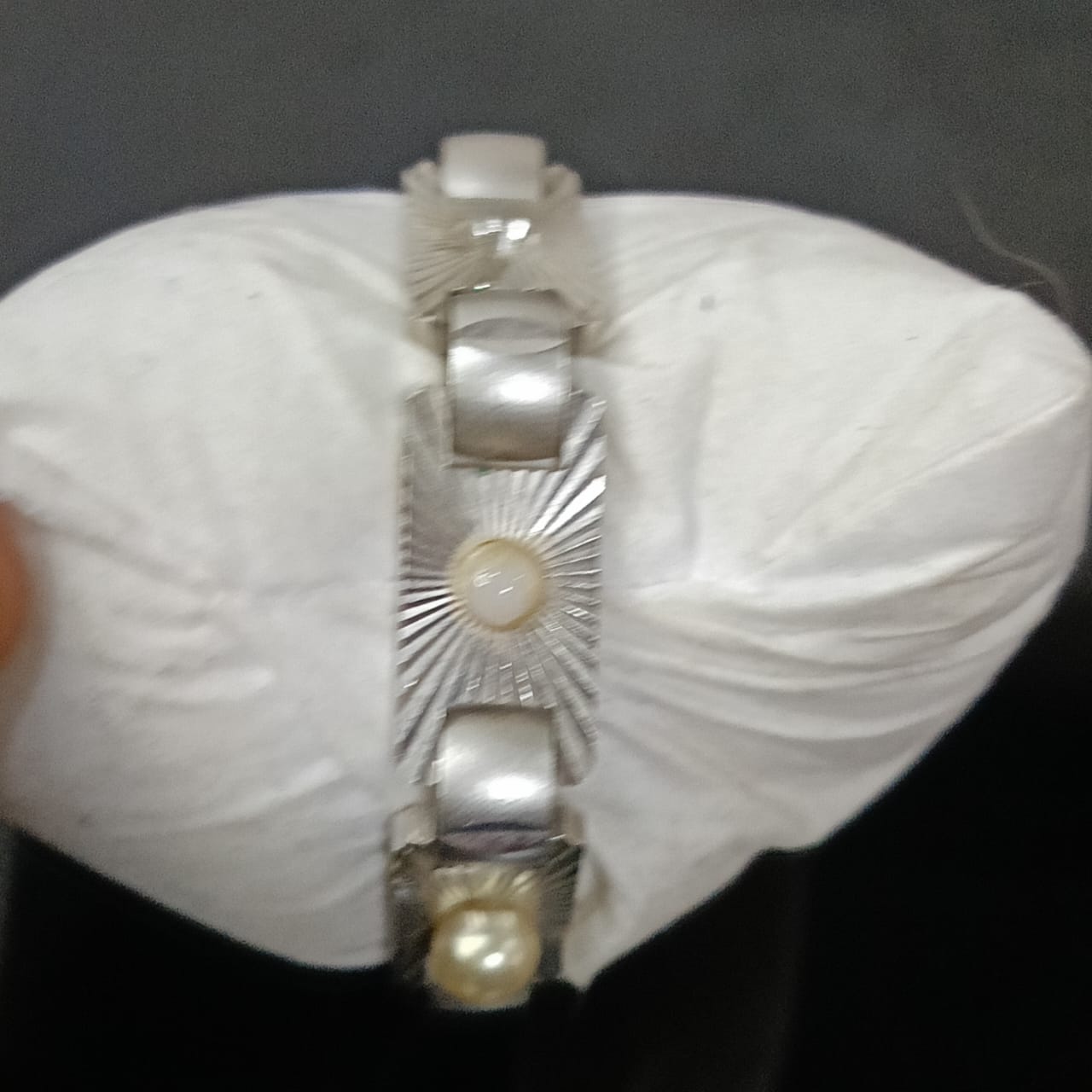 سوار بلاكي أبيض