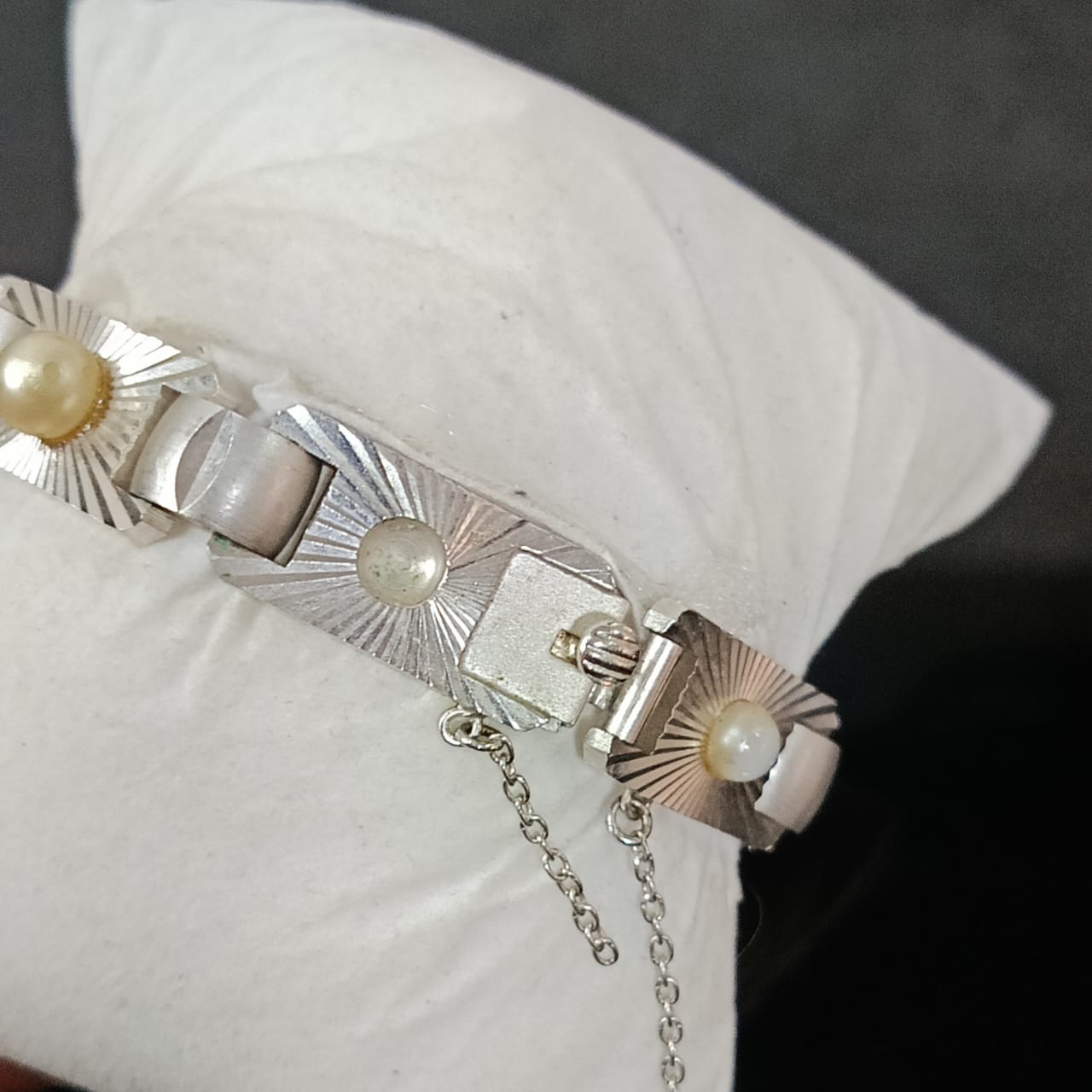 سوار بلاكي أبيض