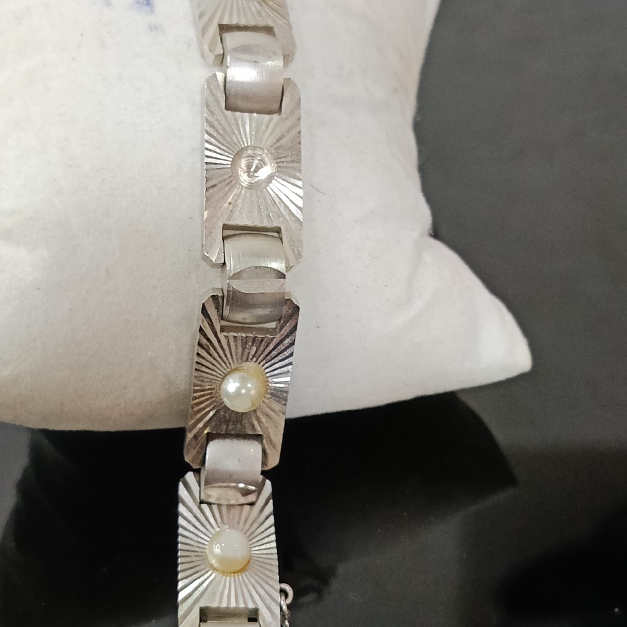 سوار بلاكي أبيض