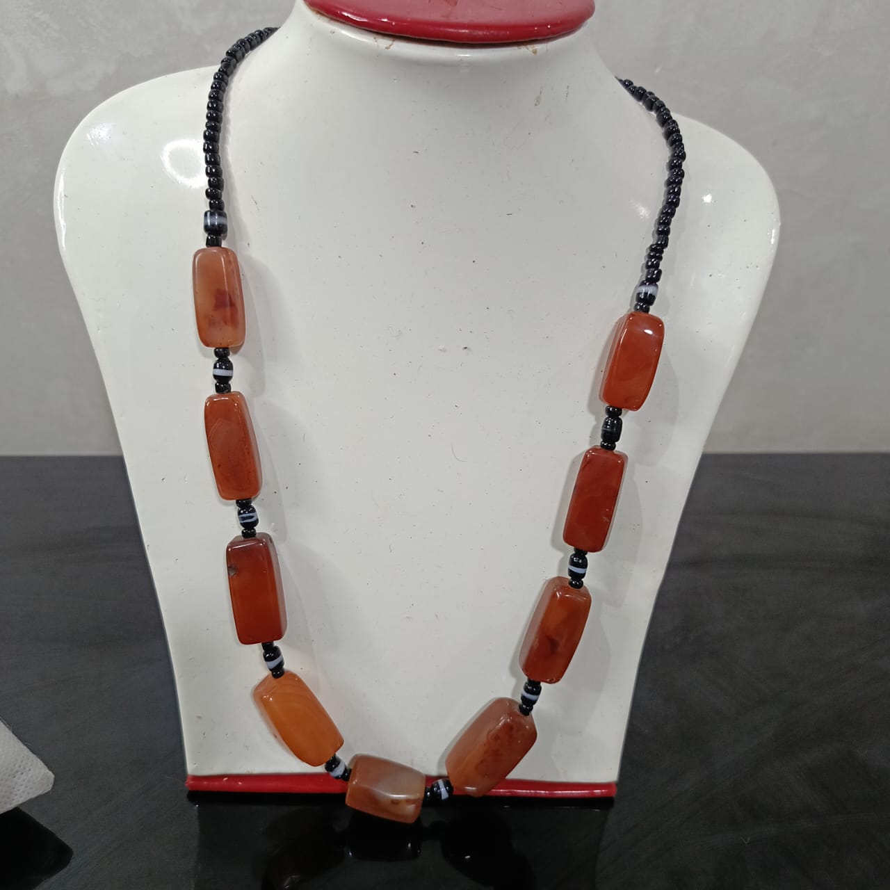 عقد تخفة بالعقيق مشمشي