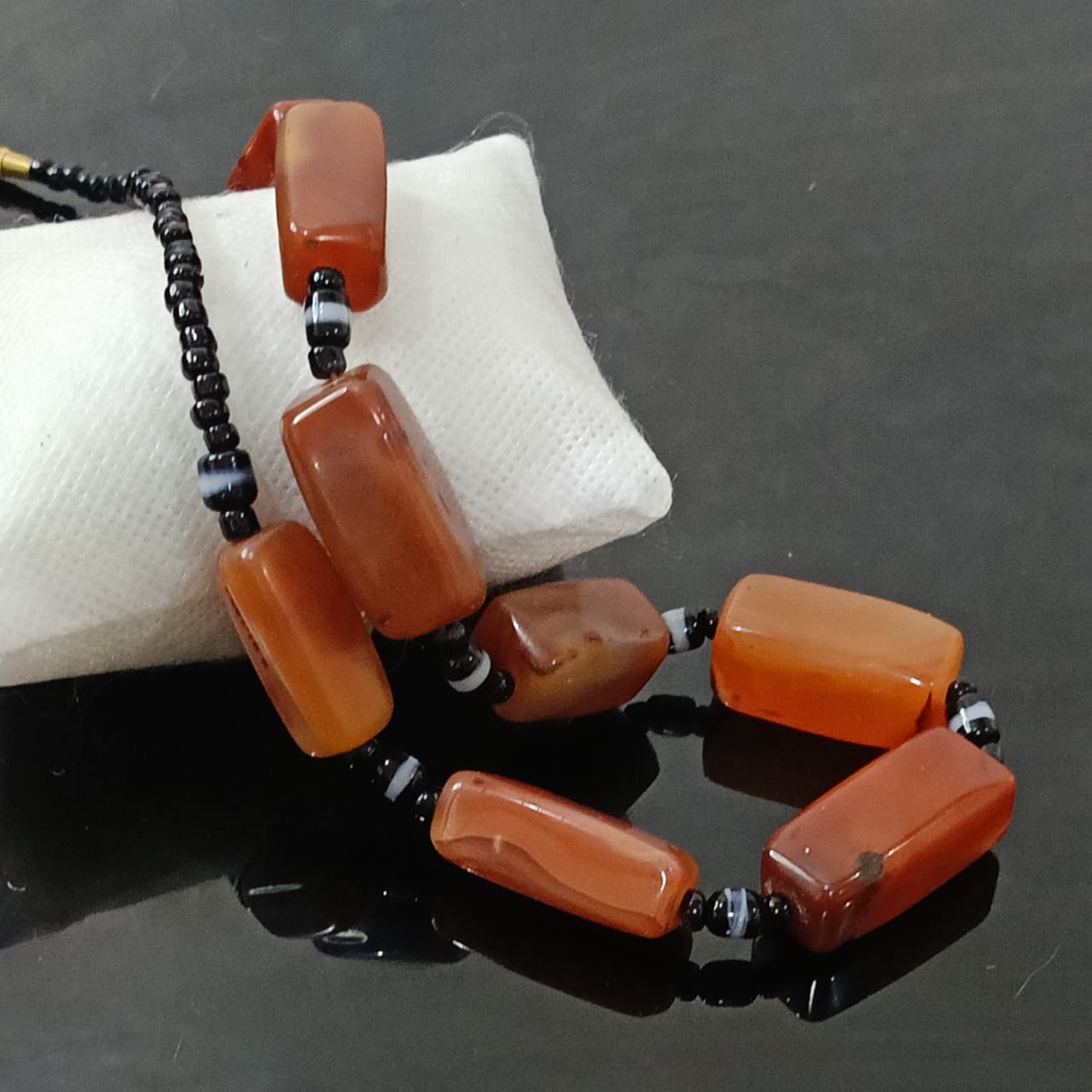 عقد تخفة بالعقيق مشمشي