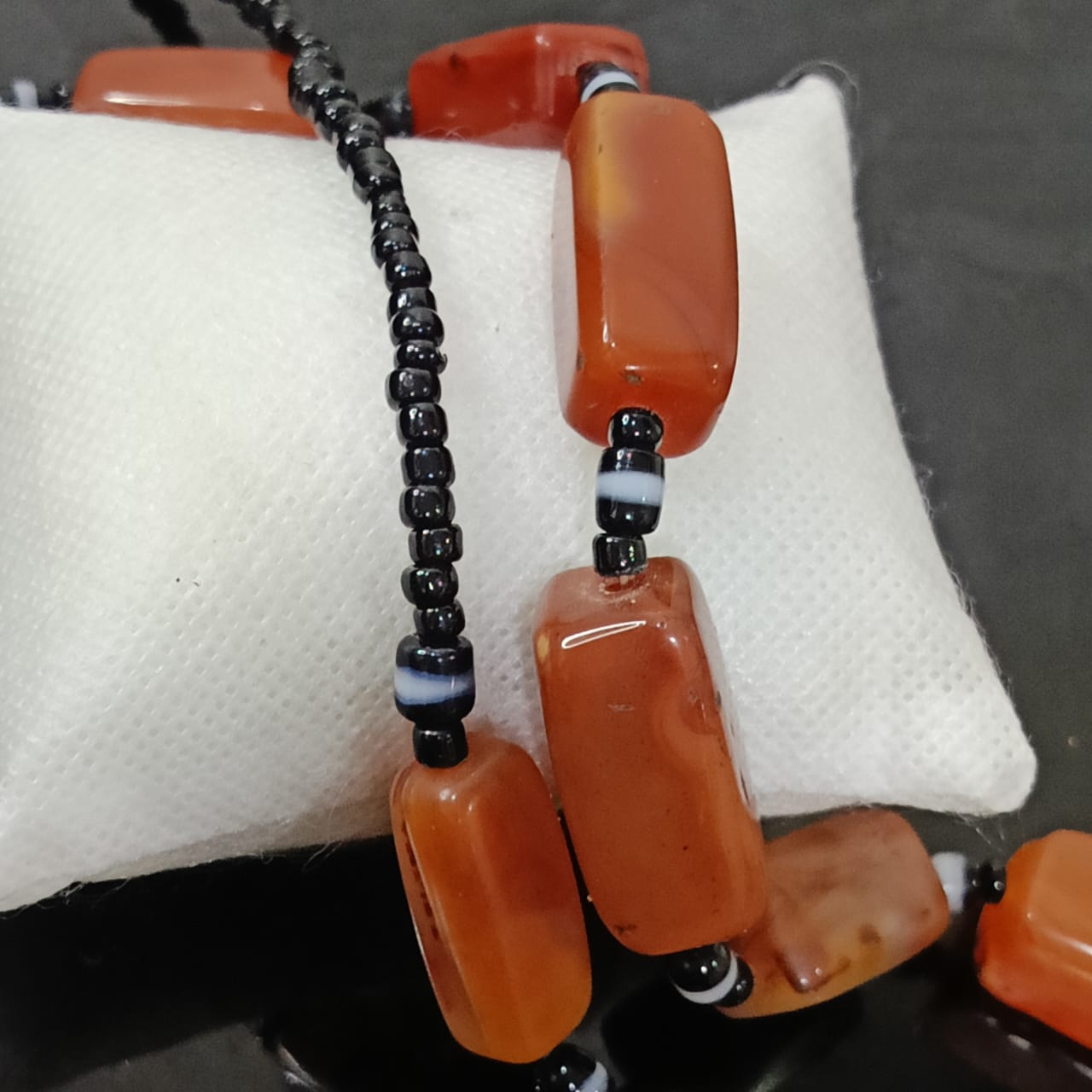 عقد تخفة بالعقيق مشمشي