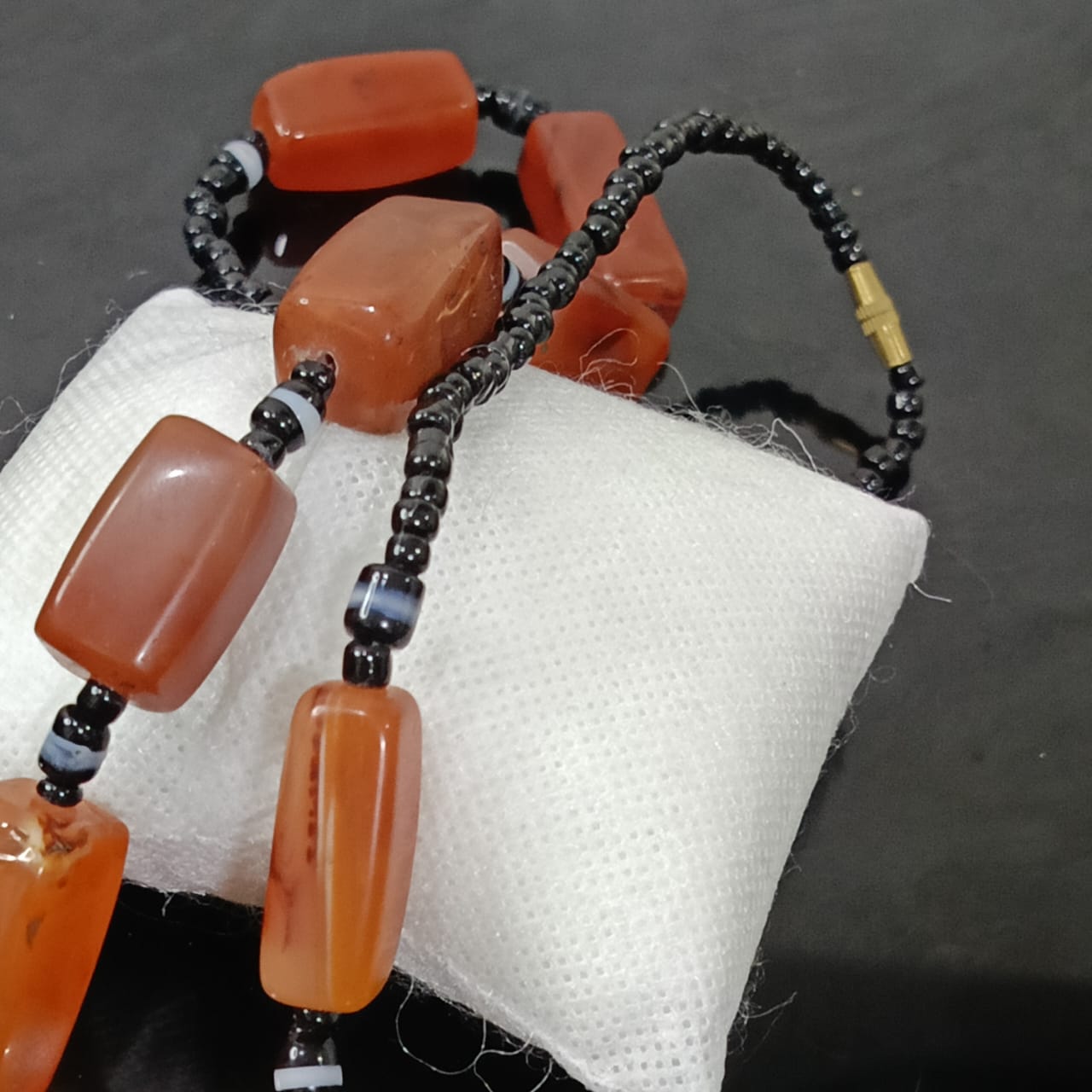 عقد تخفة بالعقيق مشمشي