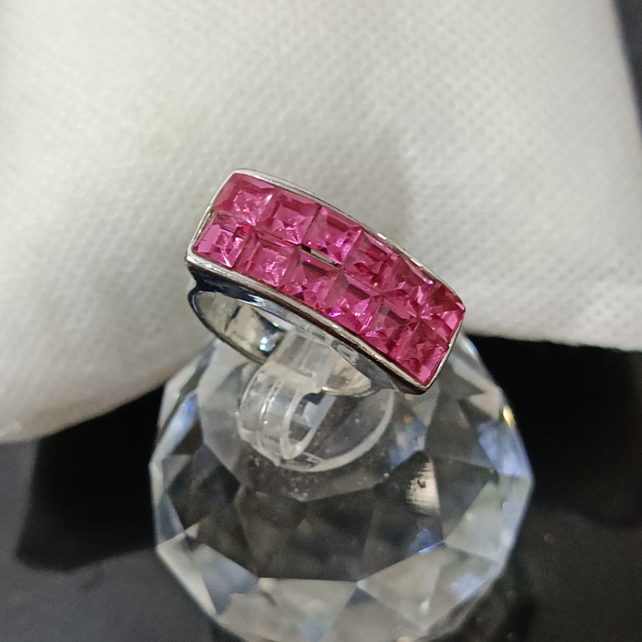 خاتم بلاكي أبيض مرصع بالأحجار