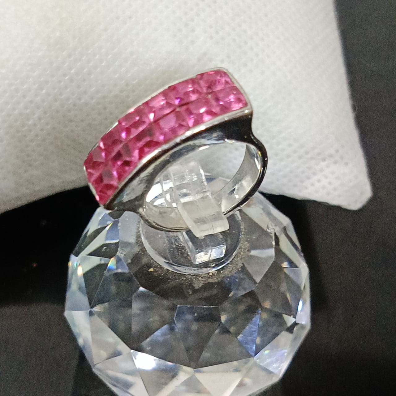 خاتم بلاكي أبيض مرصع بالأحجار