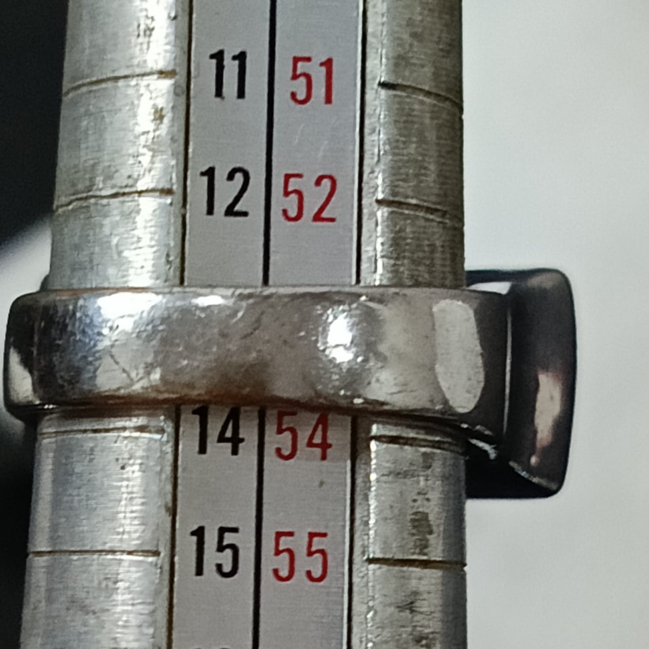 خاتم بلاكي أبيض مرصع بالأحجار