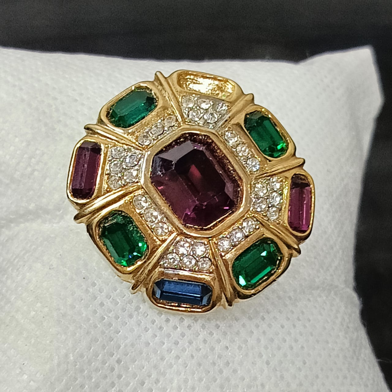 بروش بلاكي مرصع بالأحجار