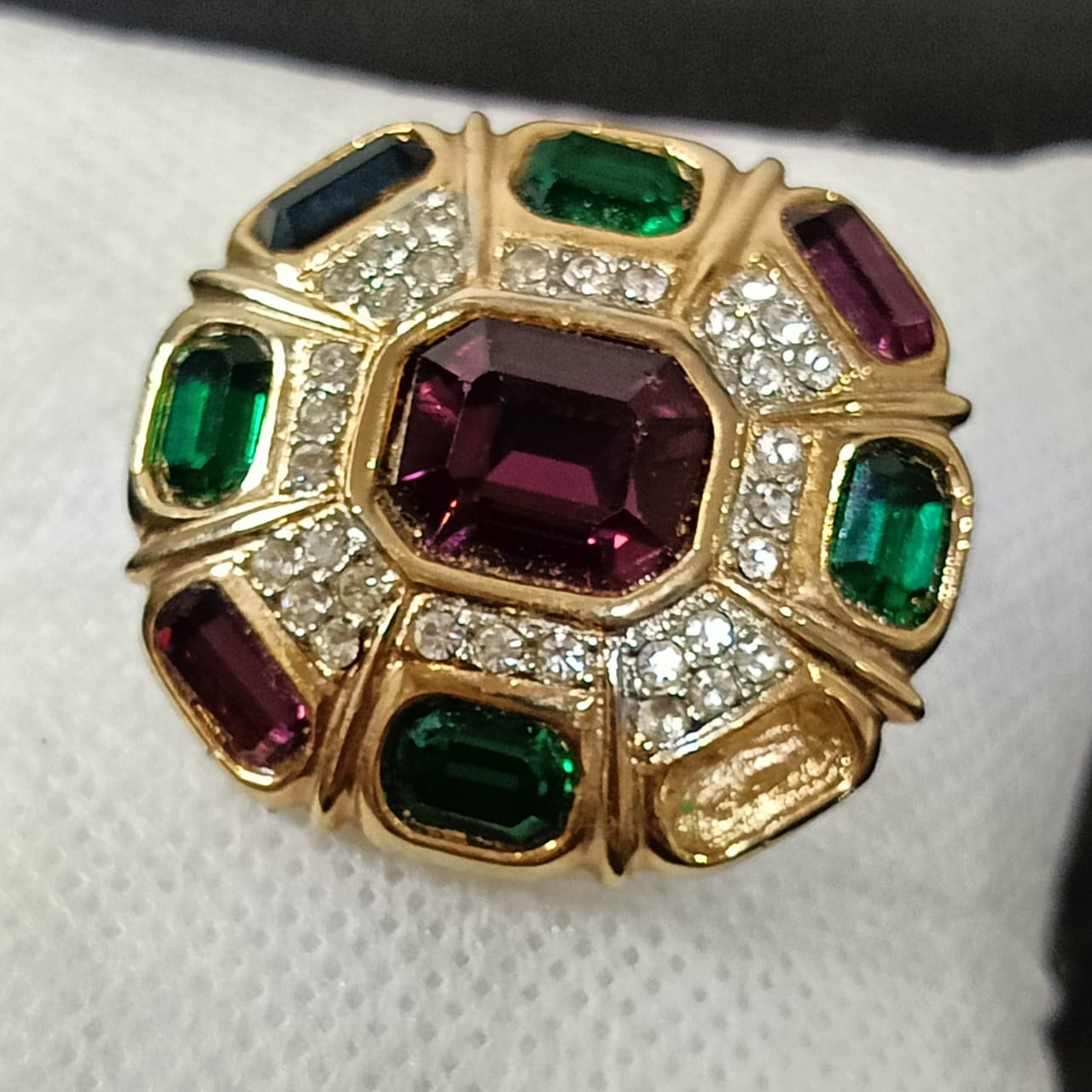 بروش بلاكي مرصع بالأحجار