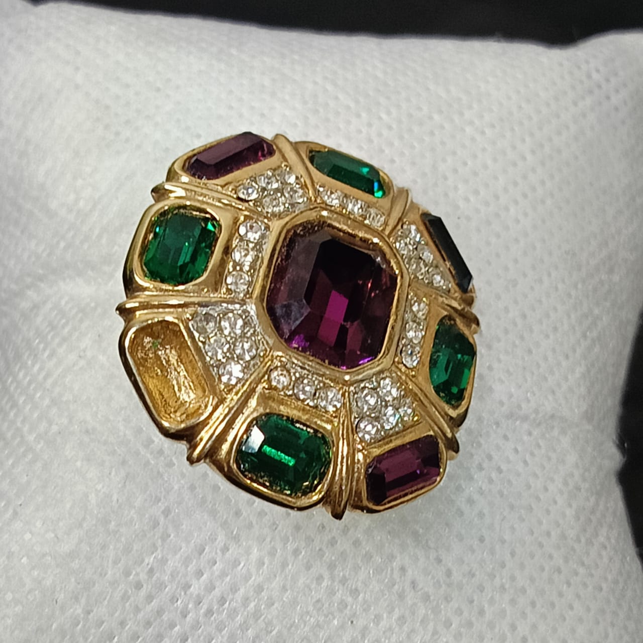 بروش بلاكي مرصع بالأحجار