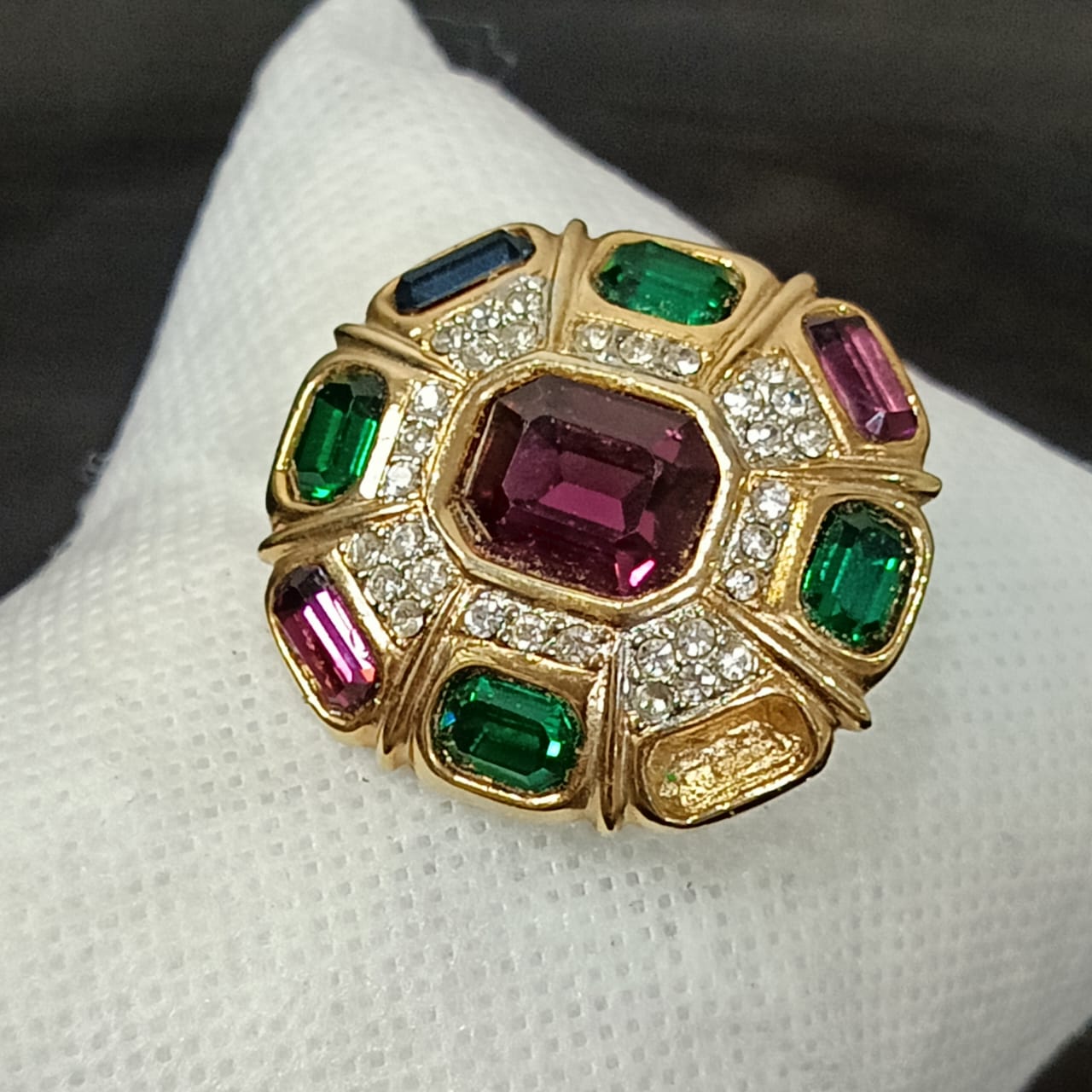 بروش بلاكي مرصع بالأحجار