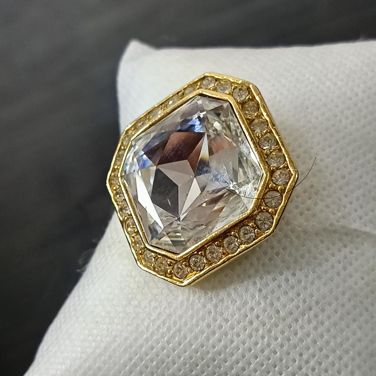 بروش بلاكي مرصع بالأحجار