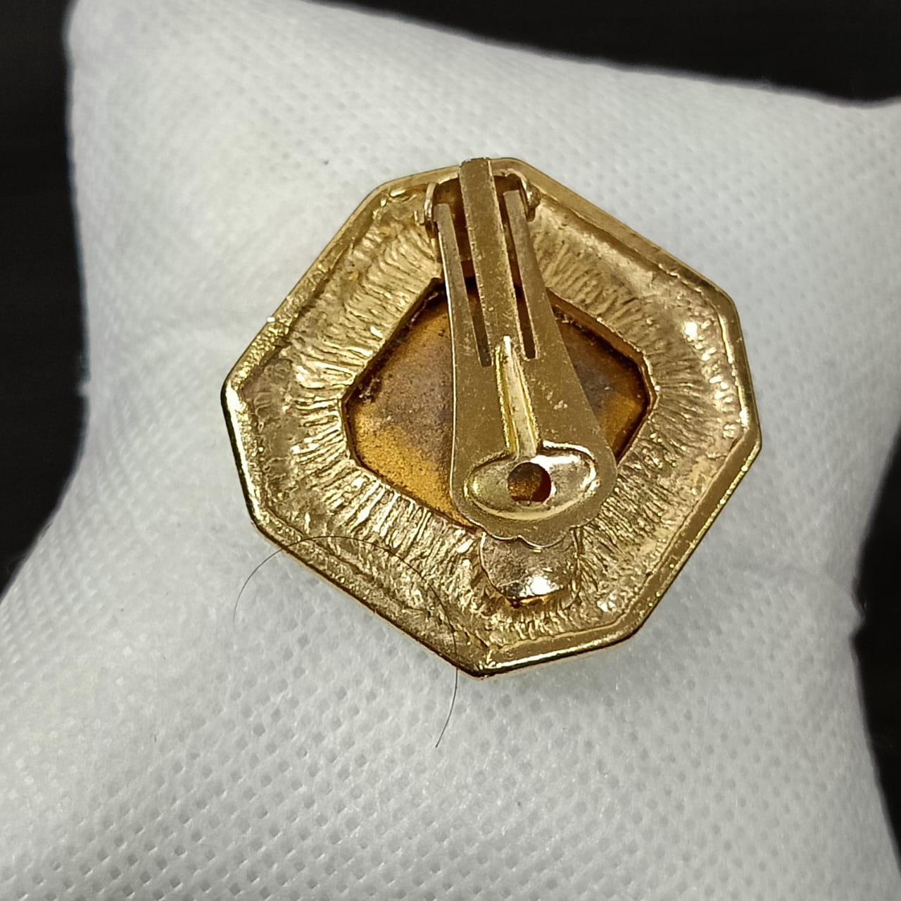 بروش بلاكي مرصع بالأحجار