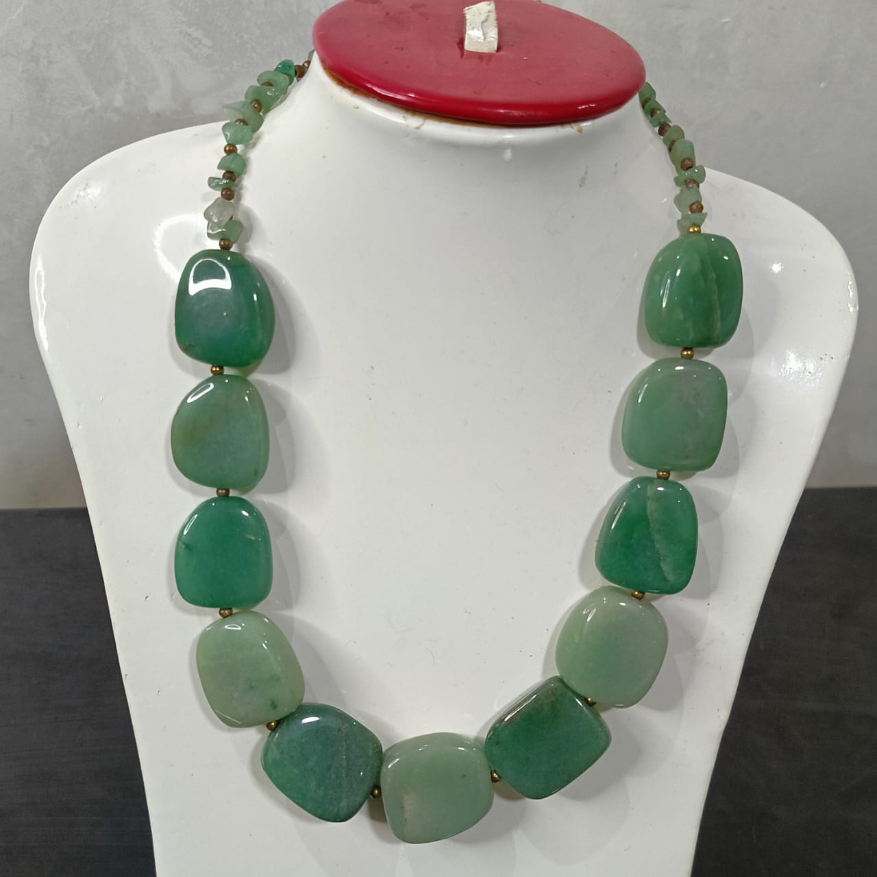 عقد تحفة بحجر جاد