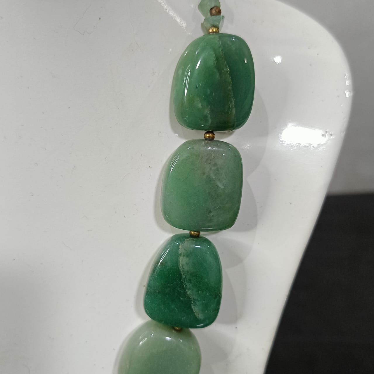 عقد تحفة بحجر جاد