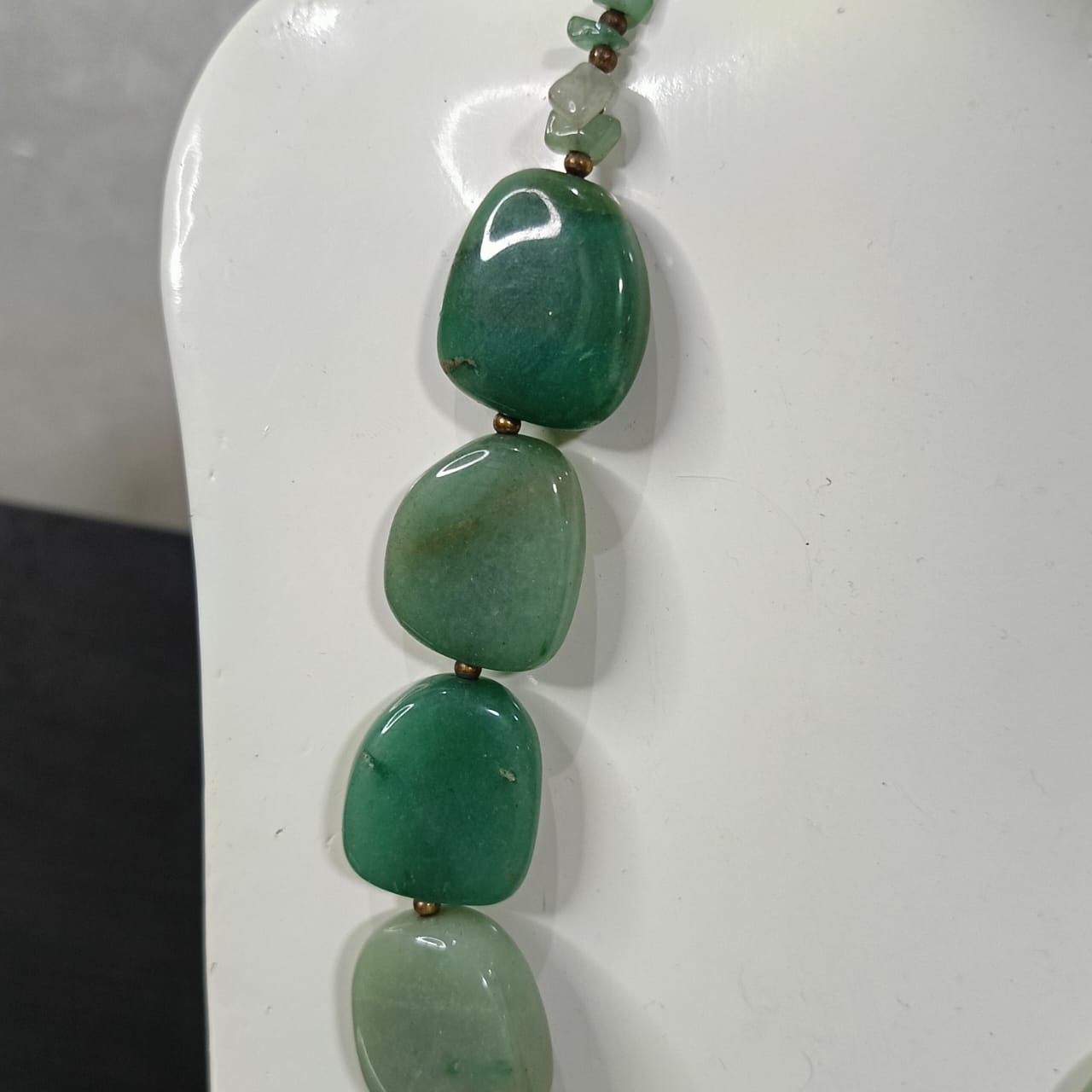 عقد تحفة بحجر جاد