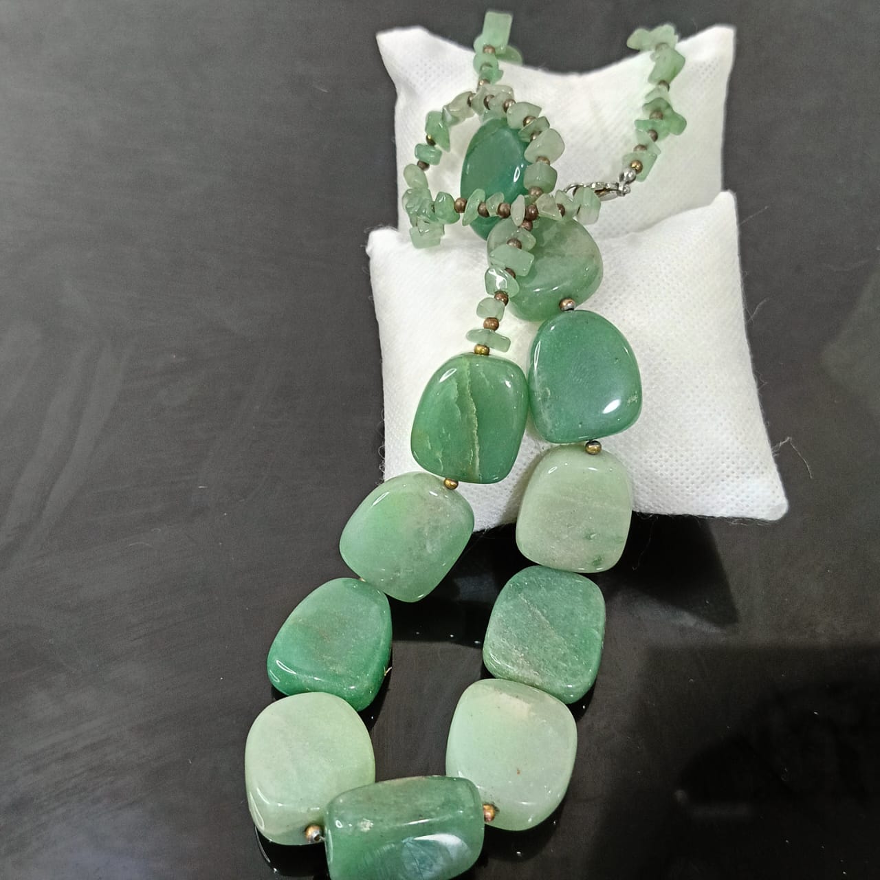 عقد تحفة بحجر جاد