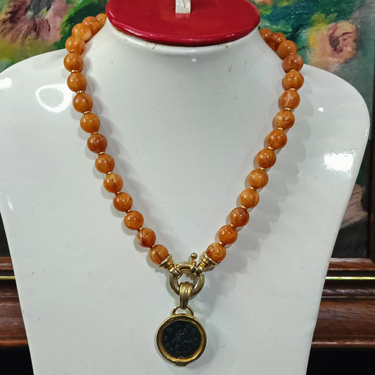 عقد تحفة بحجر كهرمان وقلادة عتيقة