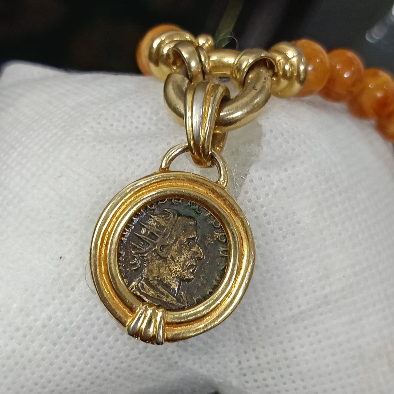 عقد تحفة بحجر كهرمان وقلادة عتيقة