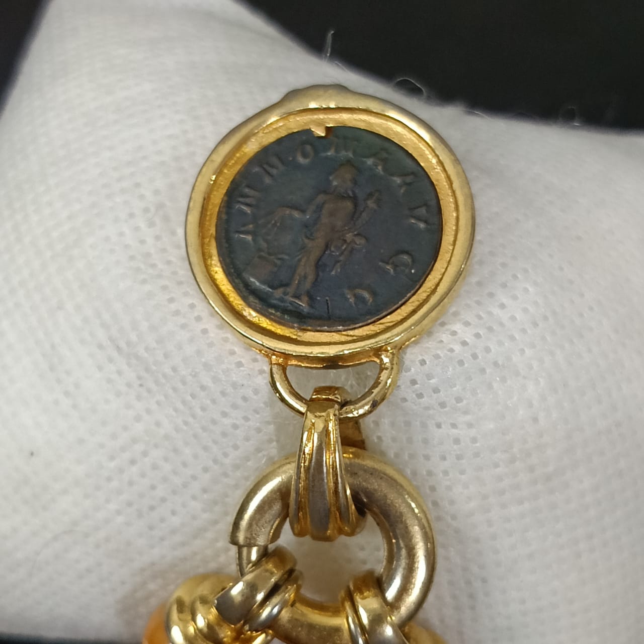 عقد تحفة بحجر كهرمان وقلادة عتيقة