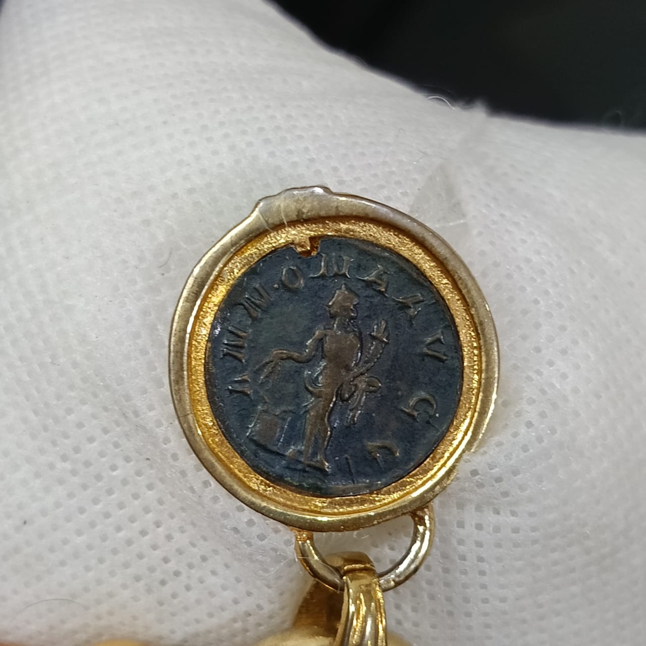 عقد تحفة بحجر كهرمان وقلادة عتيقة