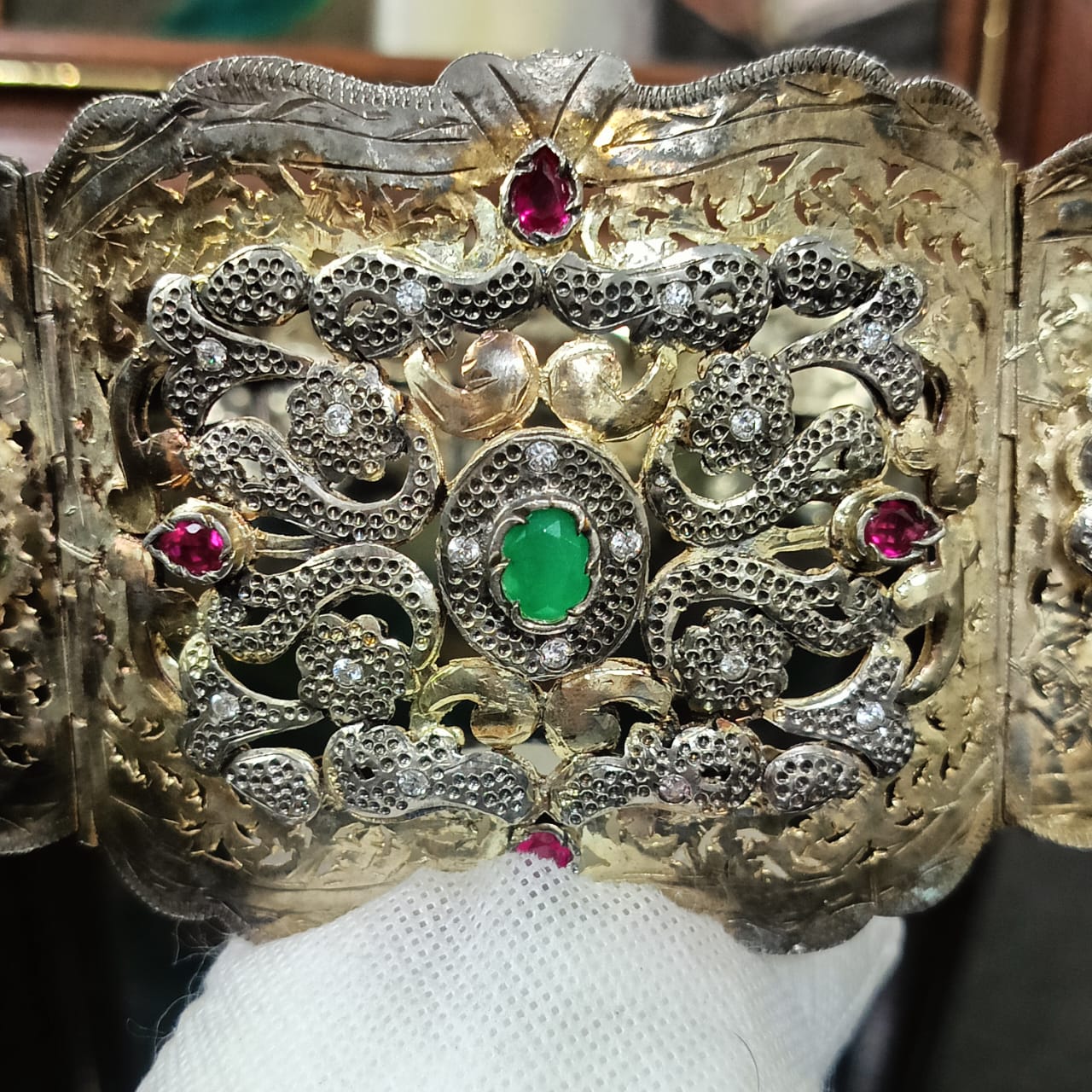 حزامة تحفة بلاكي مرصعة بحجر ياقوت وزمرد وكرستال