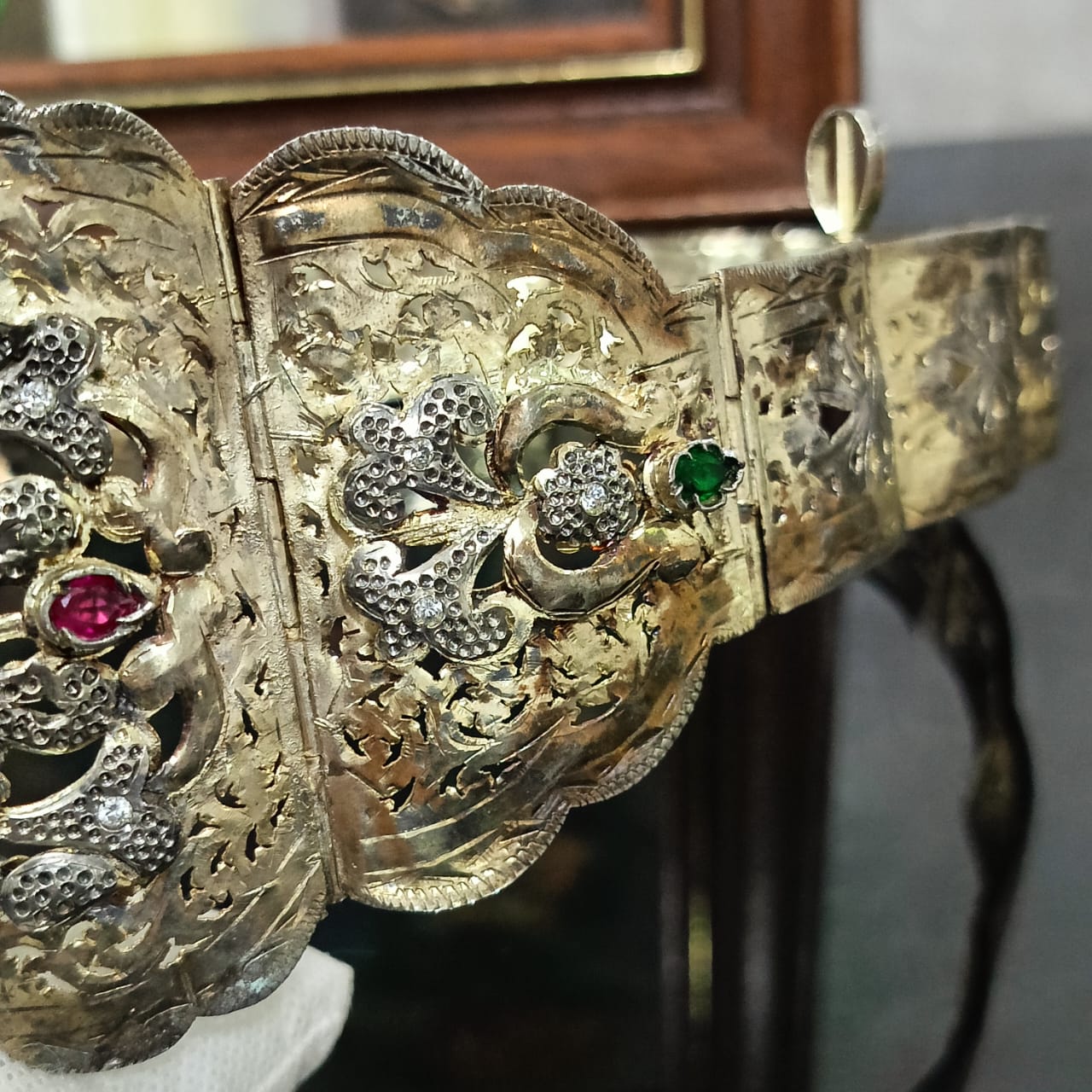 حزامة تحفة بلاكي مرصعة بحجر ياقوت وزمرد وكرستال