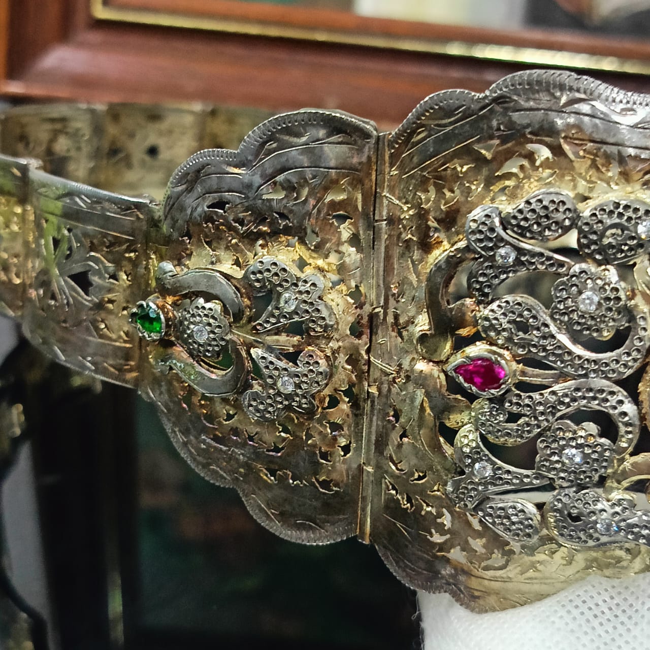 حزامة تحفة بلاكي مرصعة بحجر ياقوت وزمرد وكرستال