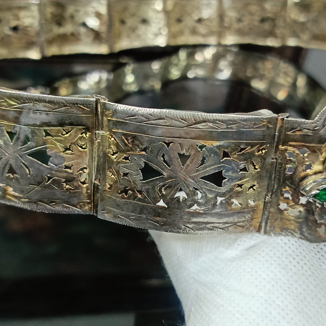 حزامة تحفة بلاكي مرصعة بحجر ياقوت وزمرد وكرستال