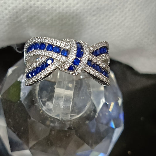 خاتم بلاكي أبيض مرصع بالأحجار