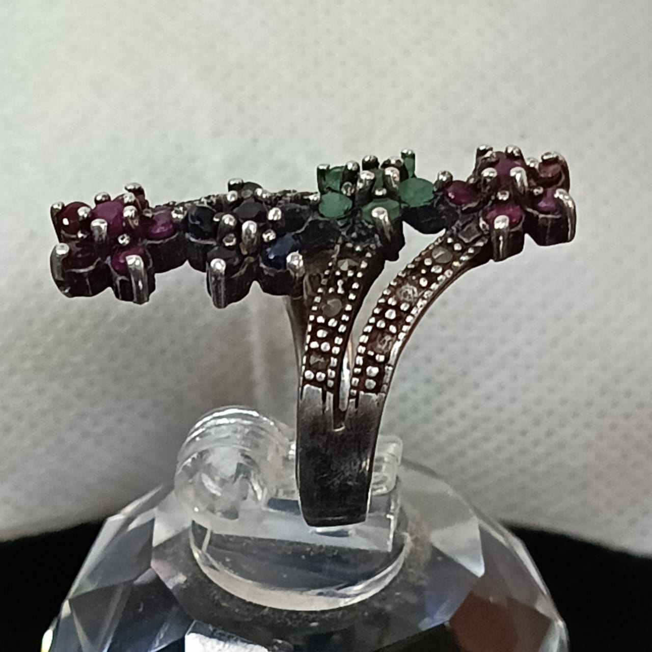 خاتم نسائي فضة مرصع بالأحجار ياقوت وزمرد وسفير