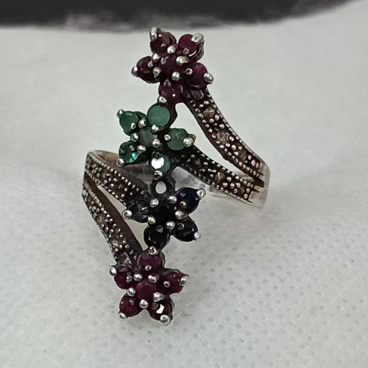 خاتم نسائي فضة مرصع بالأحجار ياقوت وزمرد وسفير