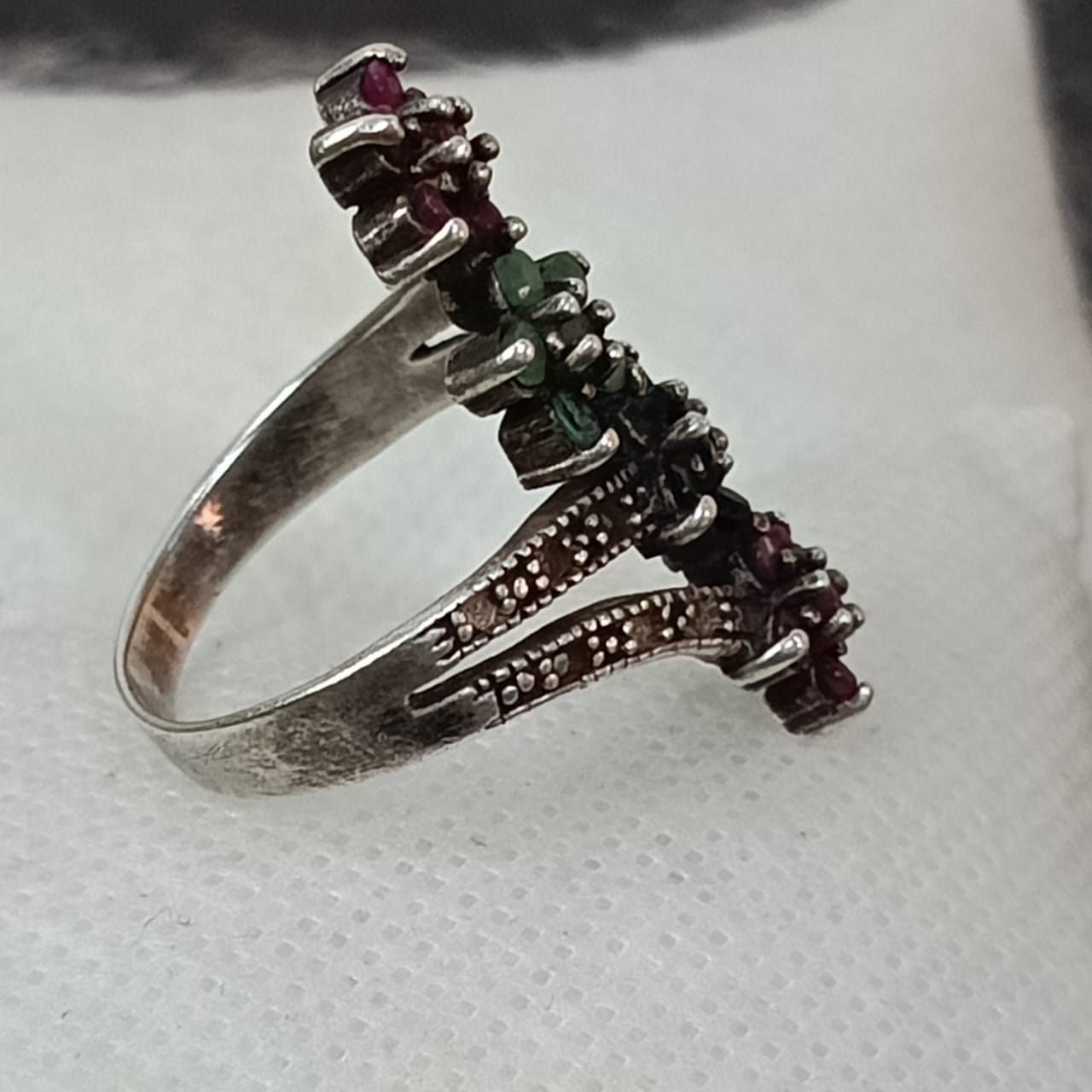 خاتم نسائي فضة مرصع بالأحجار ياقوت وزمرد وسفير