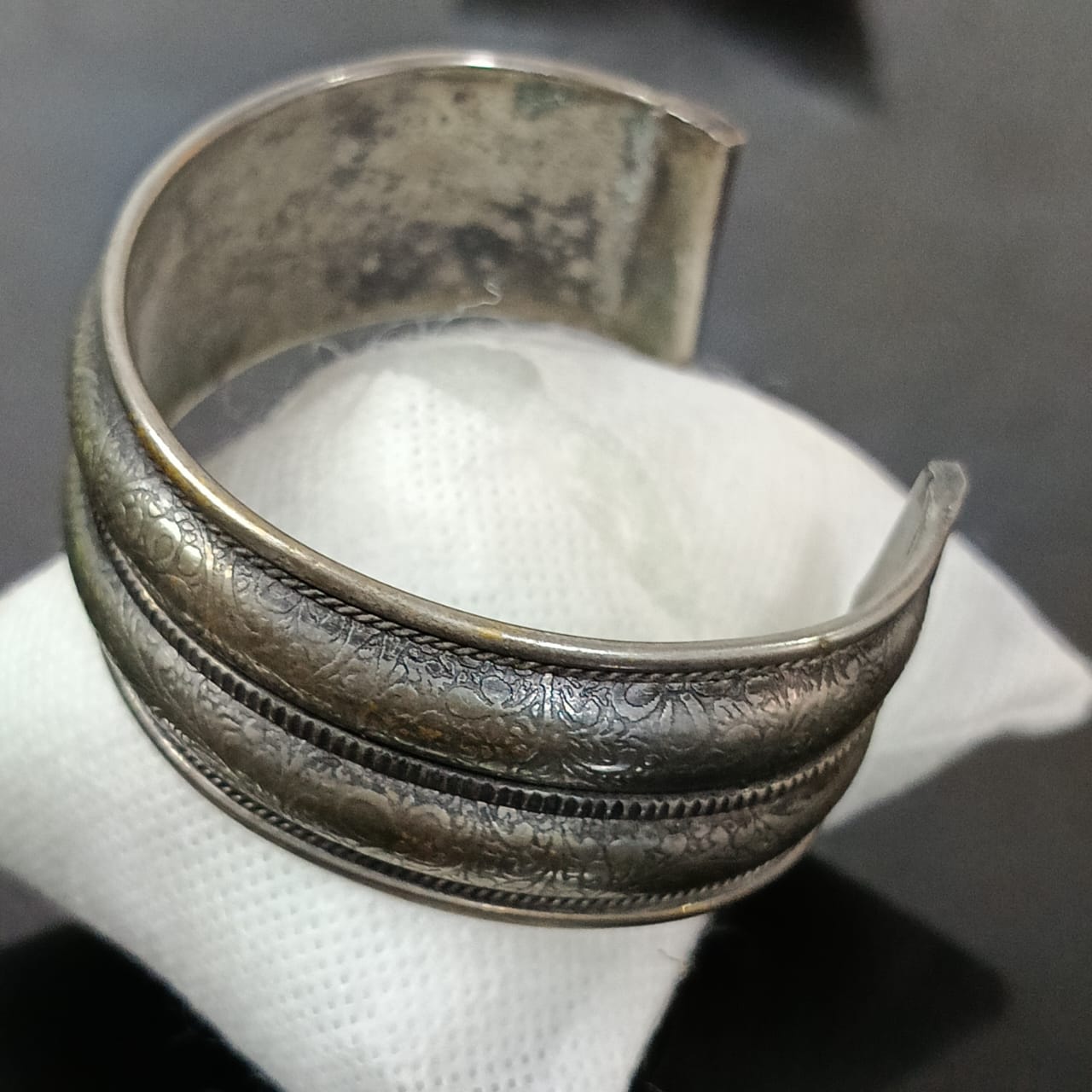 سوار نسائي نغلف بالفضة