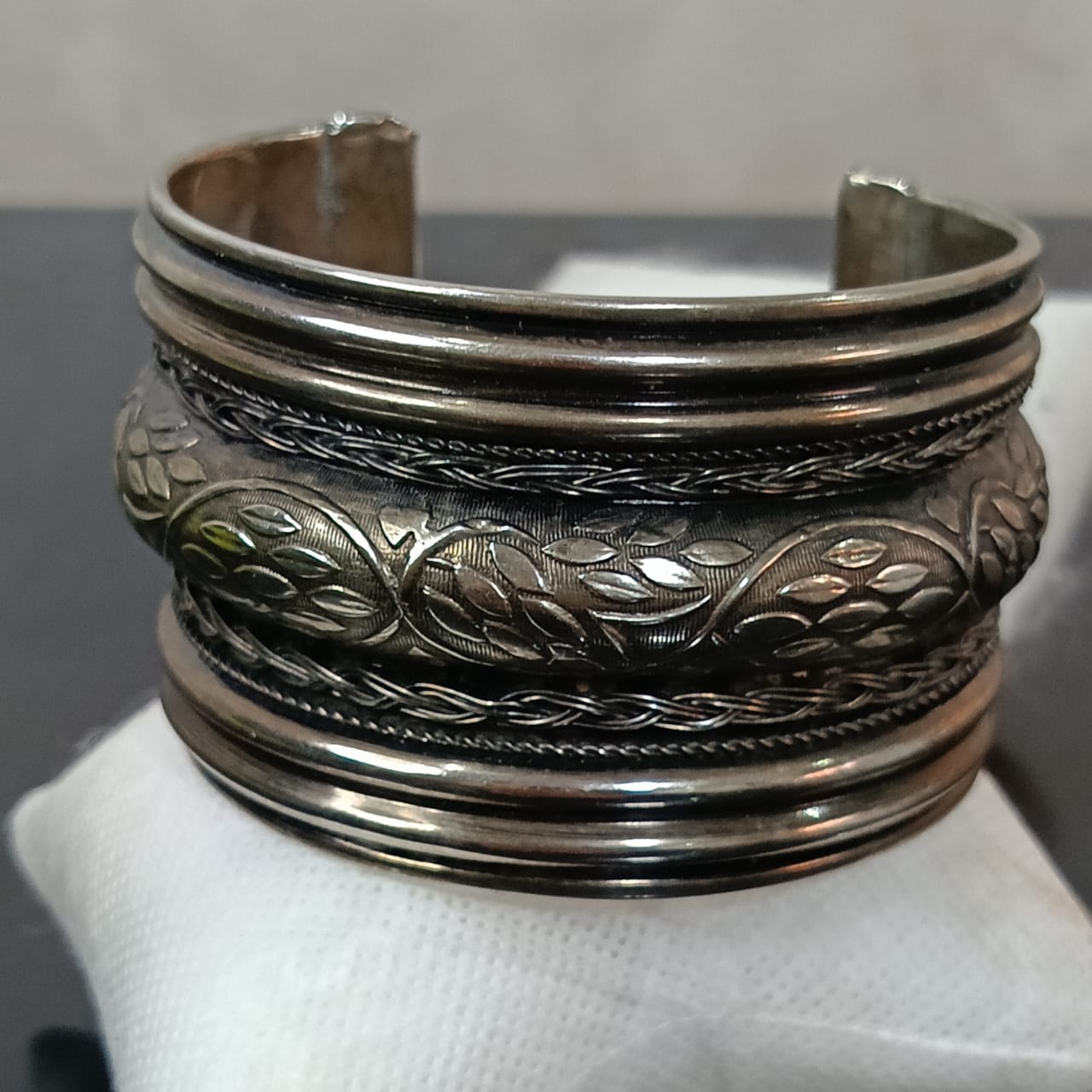 سوار نسائي نغلف بالفضة