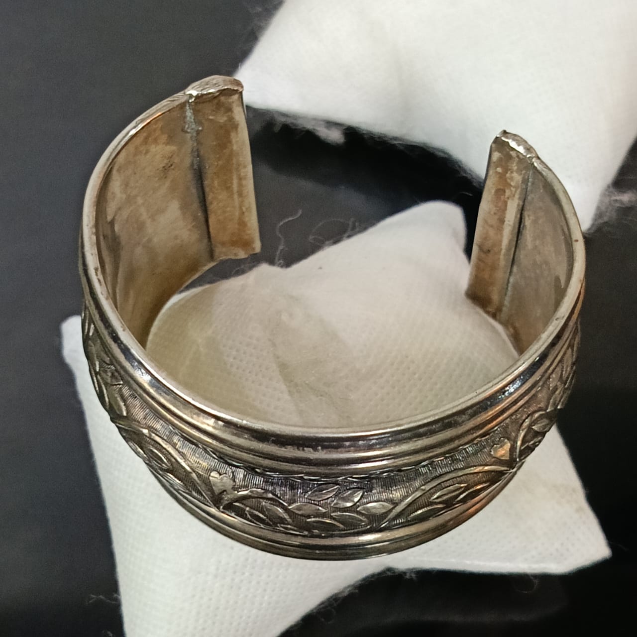 سوار نسائي نغلف بالفضة