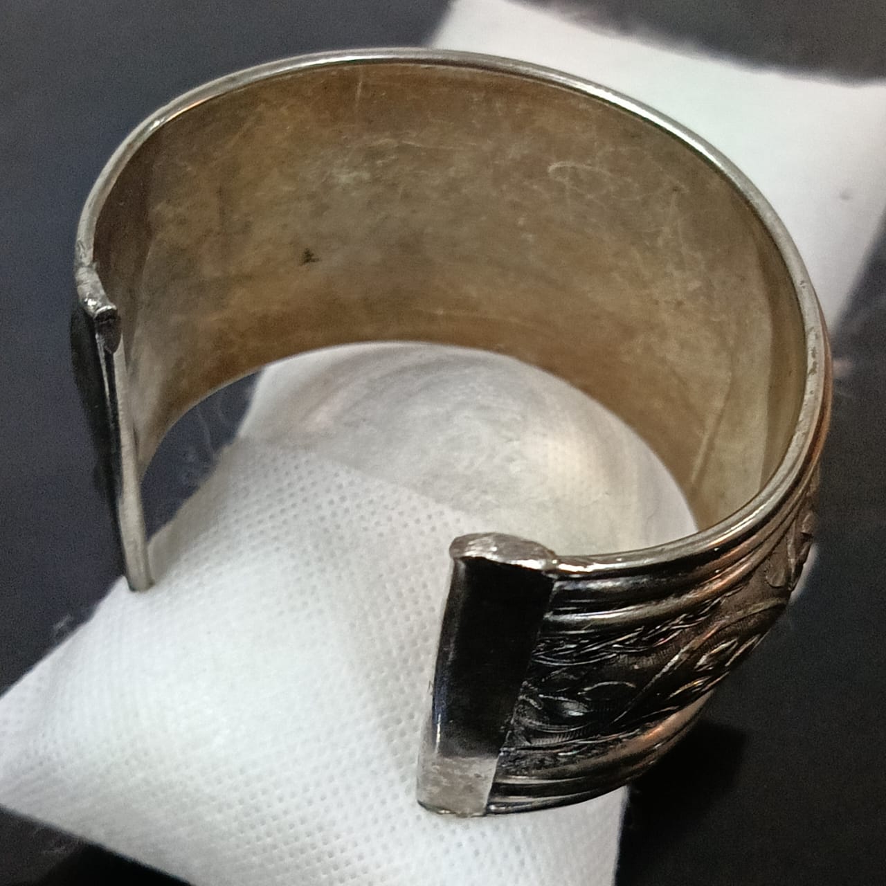 سوار نسائي نغلف بالفضة