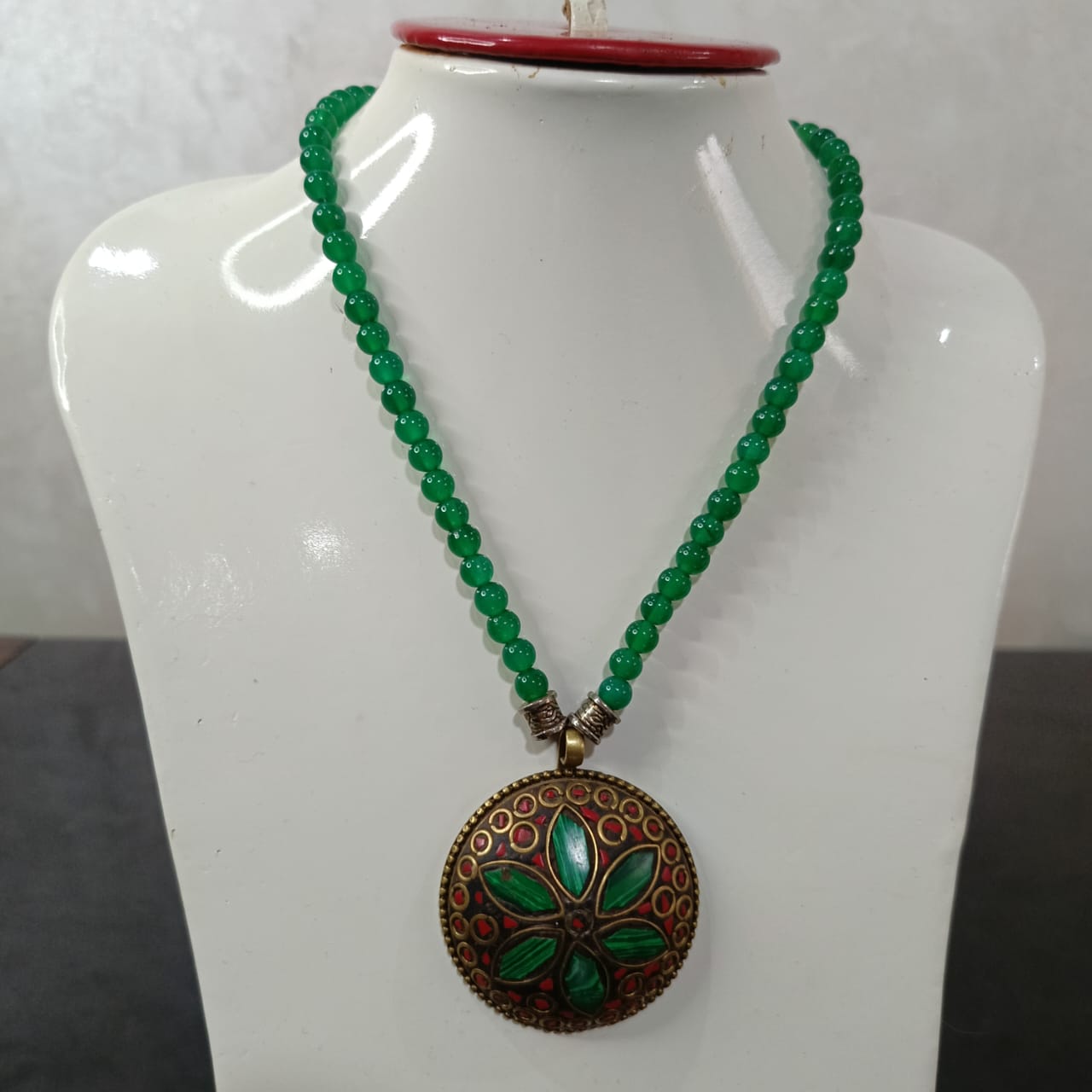 عقد تحفة بحجر يشم أخضر وقلادة مرصعة بحجر مالكيت