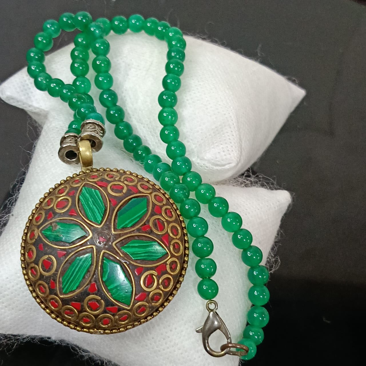 عقد تحفة بحجر يشم أخضر وقلادة مرصعة بحجر مالكيت